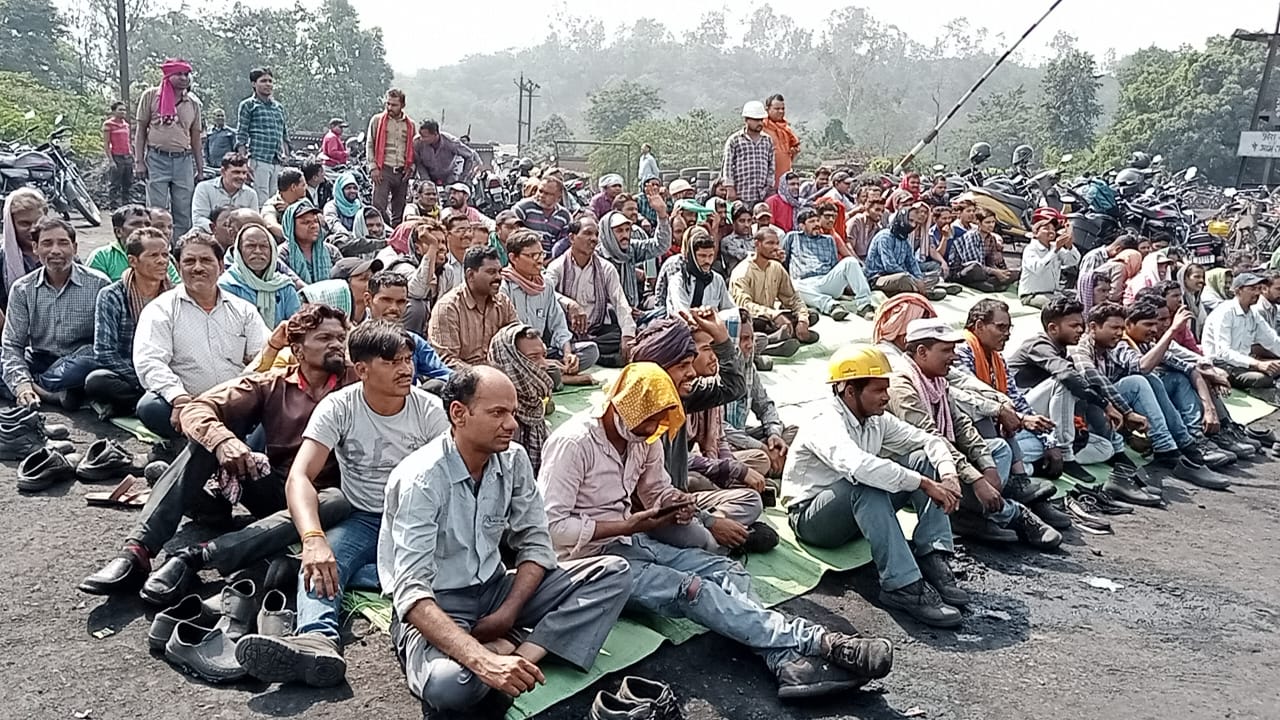 नाराज एसीबी के वाशरी कर्मियों ने अपनी मांगों को लेकर 13 घंटे गेट जाम कर किया प्रदर्शन