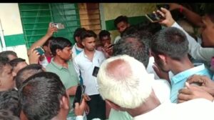 को आवंटित करने के लिए तीन आवेदन पड़े जिसमें पहले आवेदन पूर्व कोटेदार राजेश पटेल ने किया दूसरा आवेदन साधन सहकारी समिति लिमिटेड सुरेरी ने किया तीसरा आवेदन पूजा महिला स्वयं सहायता समूह ने किया था जहां कोटे की दुकान चयन के लिए एडीओ आईएसबी रामपुर रामजीत पाल ने गाइडलाइन की जानकारी पढ़कर सुनाई इसके बाद ग्रामीणों ने ग्राम पंचायत में तैनात रहे इसके बाद ग्राम प्रधान विजय बहादुर यादव पूर्व कोटेदार सुरेश पटेल के सहयोगियों द्वारा ग्राम पंचायत में तैनात सेक्रेटरी चंद्रेश कुमार को धात्री करने का आरोप लगाते हुए कार्यवाही रजिस्टर को फाड़ कर फेंक दिये और हल्ला मचाने लगे ग्रामीणों को आक्रोशी देख एडियो आईएसबी रामपुर रामजीत पाल ने दुकान चयन प्रक्रिया को स्थगित कर दिया वही चयन प्रक्रिया स्थगन के बाद जैसे अधिकारीगढ़ अपने घर को निकलना चाहे तो ग्राम प्रधान विजय बहादुर यादव और पूरे कोटेदार सुरेश पटेल के सहयोगियों ने सेक्रेटरी चंद्रेश शहित अन्य कर्मचारियों को विद्यालय परिसर से बाहर नहीं निकलने दिए विद्यालय परिसर के में गेट का ताला अंदर से बंद कर दिया गया जिससे कर्मचारी घंटे भर परेशान होते रहे कुछ उपद्रवियों ने विद्यालय परिसर में लगे ताले को पत्थर मारकर तोड़ दिए घटना की सूचना पाकर सुरेरी थाना अध्यक्ष अश्वनी कुमार दुबे अपने दल बल के साथ पहुंचे सुरेरी पुलिस की सक्रियता के चलते कर्मचारी का अपने-अपने घर जा सके घटनास्थल पर ग्राम प्रधान विजय बहादुर यादव सहित कई लोगों को हिरासत में लेकर पुलिस थाने ले गई इधर खंड विकास अधिकारी रामपुर रिचा सिंह से बात की गई तो उन्होंने बताया कि शासनादेश के अनुसार कोटे की दुकान का चयन पूजा महिला स्वयं सहायता समूह का चयन हुआ था ग्राम प्रधान और कोटेदार के सहयोगियों उपद्रव करना शुरू कर दिया का और विद्यालय परिसर का ताला बंद करवा दिया गया सुरीली पुलिस की सक्रियता की वजह से ग्राम प्रधान विजय यादव शाहित कई लोगों को पुलिस हिरासत में लेकर थाने गई जौनपुर सरेरी से धर्मेंद्र कुमार सरोज की रिपोर्ट मंडल ब्यूरो प्रमुख मंडल वाराणसी