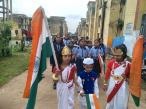 Pranjal genius public school boriya khurd में 15 अगस्त को स्वतंत्रता दिवस मनाया बच्चो ने प्रभात फेरी निकली उसके बाद झंडा फहराते हुए भारत माता की जय बंदेमातरम के नारों से सारा प्रांगण गुज उठा छोटे छोटे बच्चे जवाहरलाल नेहरु, इंद्रा गांधी,रानी लक्ष्मीबाई , फौजी, भारत माता पुलिस शास्त्री जी आदि की भेष भूषा में बच्चो ने फेंसी ड्रेस में भाग लिया 150 बच्चो को वार्षिक उत्सव में भाग लेने वाले बच्चो को पुरुस्कार प्रदान किया गया झंडा बन्धन dr नीता शर्मा व आभा शर्मा जी व रेखा शर्मा ने किया । साथ ही स्कूल के बच्चो ने राखीया एकित्रत की सरहद पर नो जवान फोजी भाई देश की सुरक्षा में हर मौसम में हमारी रक्षा करते हैं उनकी कलाई सूनी ना रहे इसके लिये सब ने मिलकर बहुत सारी रखिया बॉडर पर भिवाई स्कूल की प्रिंसिपल रेखा शर्मा ने बताया कि इस प्रकार के आयोजन करने से बच्चो में देश भक्ति की भावना जागृत होती है बच्चो को भी पता हमारी आर्मी की जानकारी होती है उनके भीतर भी फ़ौज में जाने का जज्बा पैदा होता है