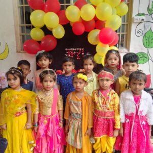 लोकेशन नारायणपुर लब डब प्ले स्कूल के नन्हे बच्चों ने मनाया कृष्ण जन्माष्टमी* *नारायणपुर:-* लब डब प्ले स्कूल में कृष्ण जन्माष्टमी का पर्व बड़े धूमधाम से मनाया गया। इस मौके पर कक्षा नर्सरी से पांचवी तक के बच्चों ने रंग बिरंगे परिधानों में राधा कृष्ण की झांकी प्रस्तुत की। उन्हे इस पर्व के महत्व के बारे में विस्तार से जानकारी दी गयी। तथा मटकी फोड़ तथा माखन खिलाओ प्रतियोगिता आयोजन किया गया। कार्यक्रम की प्रारंभ कृष्ण जी के पूजा अर्चना से हुआ। डायरेक्टर विक्रम हलदार ने कहा कि कृष्ण जी ने कर्म को प्रधानता दी है। हमें अच्छे कर्म करना चाहिए। हम अच्छे कर्म करेंगे तो फल भी अच्छा ही मिलेगा। मटकी फोड़ व दही लूट के पीछे भी यही कारण है कि हम संतुलन व एकाग्रता से अपने लक्ष्य को प्राप्त कर सकते हैं। स्कूल के डायरेक्टर ने आगे कहा कि हमे अपने अंदर बैठे अंहकार रुपी कंस का वध करना होगा तभी सही रुप से कंस वध होगा। भगवान ने संदेश दिया है कि हर व्यक्ति को अपना कर्म करते रहना चाहिए। फल की चिता नहीं करनी चाहिए। निष्काम भाव से किया गया कर्म ही सत्य कर्म होता है। इस प्रकार स्कूल के डायरेक्टर विक्रम हलदार ने बच्चों को बताया कि कृष्ण जन्माष्टमी क्यों मनाया जाता है। इसके पश्चात उपस्थित स्कूल के छोटे बच्चों ने राधा-कृष्ण की वेश भुषा में सुंदर नृत्य किया।आंख में पट्टी बांध कर मटकी फोड़ने तथा श्रीकृष्ण जी को माखन खिलाने का कार्यक्रम आयोजित हुआ।