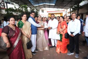 प्रेस विज्ञप्ति दिनांक 15.09.2023 गुरु के बताए रास्ते पर चलने से ही सफलता प्राप्त होता है-सुशील सन्नी अग्रवाल रायपुर दक्षिण विधानसभा क्षेत्र के वार्ड क्रमांक 58 में शहीद संजय यादव शासकीय हायर सेकंडरी स्कूल में शिक्षक दिवस सम्मान समारोह आयोजित किया गया था। समारोह के मुख्य अतिथि के रूप में सुशील सन्नी अग्रवाल, अध्यक्ष, छत्तीसगढ़ भवन एवं अन्य संनिर्माण कर्मकार कल्याण मंडल पहुंचे। कार्यक्रम का शुभारंभ राजगीत अरपा पैरी के धार के साथ हुआ। श्री अग्रवाल के द्वारा समस्त शिक्षकों का सम्मान श्रीफल एवं शाल से किया गया। विद्यालय की प्राचार्य श्रीमती सुभा तिवारी के द्वारा श्री अग्रवाल का स्वागत पुष्प गुच्छ प्रदान कर किया गया। सभा को संबोधित करते हुए श्री अग्रवाल ने कहा की गुरु के आशीर्वाद और दिए हुए शिक्षा के कारण ही आज इस स्थान पर पहुंचा हूं। गुरुजनों के बताए हुए रास्ते पर चलने में ही विद्यार्थी जीवन सफल हो सकता है। मां बाप के पश्चात शिक्षक ही है जो हमे सही मार्ग दर्शन प्रदान करते हैं। श्री अग्रवाल ने माननीय मुख्यमंत्री श्री भूपेश बघेल जी के मंशानुरूप कर्मकार कल्याण मंडल में संचालित शिक्षा योजना की जानकारी बच्चों को देते हुए कहा की सभी बच्चे इन योजनाओं का अधिक से अधिक लाभ उठाए और अपना जीवन सफल बनाएं। आप शिक्षकों का सम्मान करने का सुअवसर प्राप्त हुआ इसके लिए आप सभी का सादर धन्यवाद। इस अवसर पर श्री देवेन्द्र यादव जी, श्री समीर अख्तर जी, श्री उत्तम साहू जी, श्री सूरज निर्मलकर जी, श्री नवीन चन्द्राकर जी, श्री देवराज चैहान जी, श्री पुरूषोत्तम महाराज, श्री नरेन्द्र पाल जी, श्रीमती रेणु त्रिपाठी जी, श्री अमित ठाकुर जी, श्री हेमू डेकाटे जी, श्री झुमुक निषाद जी, श्रीमती शुभा तिवारी (प्राचार्य), श्री रमेश ठाकुर जी, श्रीमती रेणु श्रीवास्तव सहित विद्यालय के समस्त शिक्षकगण भारी संख्या में बच्चे उपस्थित रहे।