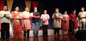 संगीत : शानदार प्रस्तुतियों के साथ 'श्रुति मंडल' की शुरुआत, खैरागढ़ विश्वविद्यालय में गीत-ग़ज़लों की दिलचस्प गूंज खैरागढ़। इंदिरा कला संगीत विश्वविद्यालय खैरागढ़ में नए शैक्षणिक सत्र के पहले श्रुति मंडल कार्यक्रम में विश्वविद्यालय के कला विद्यार्थियों ने शानदार प्रस्तुतियां दीं। कुलपति पद्मश्री डॉ. ममता (मोक्षदा) चंद्राकर की मुख्य उपस्थिति में आयोजित इस कार्यक्रम में विश्वविद्यालय परिवार उत्साह के साथ शामिल हुआ। कुलपति डॉ. चंद्राकर ने अपने उद्बोधन में शैक्षणिक सत्र के पहले श्रुति मंडल के लिए समिति के सदस्यों को बधाई दी। उन्होंने गायन, वादन प्रस्तुत करने वाले विद्यार्थियों, शोधार्थियों की प्रशंसा की। संगीत संकाय के अधिष्ठाता प्रो. डॉ. नमन दत्त के संगीत संयोजन और निर्देशन में हुई इन प्रस्तुतियों में नमन सोनी, प्रथा रामटेके, नम्रता गुप्ता, सुगम शिवाले, श्वेता शिवाले ने गायन पर अपनी शानदार प्रतिभा का प्रदर्शन किया। साथ ही, गिटार पर रोमी, हारमोनियम पर लक्ष्मीकांत साहू, की-बोर्ड पर किशन गबेल और तबले पर राम भावसार और राम जोंधले की उंगलियों ने दर्शक दीर्घा को मुग्ध होकर स्वस्फूर्त तालियों के लिए विवश कर दिया। कुलपति डॉ. चंद्राकर ने कठिन रागों पर इन विद्यार्थियों के प्रदर्शन पर संतोष व्यक्त किया, साथ ही संगीत संकाय के अधिष्ठाता प्रो. दत्त को उन्होंने सुझाव दिया कि क्लिष्टता से परे कुछ सहज और सरल रागों पर भी विद्यार्थियों का अभ्यास हो। श्रुति मंडल समिति के सदस्यों डॉ. दीपशिखा पटेल, डॉ. हरि ॐ हरि और डॉ. दिवाकर कश्यप के संयोजन में संपन्न इस कार्यक्रम में लोक संगीत विभाग के अध्यापक और शोध सहायक डॉ. बिहारी लाल तारम द्वारा लिखित 'छत्तीसगढ़ी लोकगीतों में नारी जीवन' का विमोचन भी कुलपति डॉ. ममता चंद्राकर के हाथों किया गया। उन्होंने किताब और इसके लेखक के प्रति शुभकामनाएं व्यक्त की। लेखक डॉ. तारम ने अपनी किताब की यात्रा पर संक्षिप्त प्रकाश डालते हुए, सहयोगियों और मार्गदर्शकों के प्रति आभार प्रकट किया। इस अवसर पर प्रख्यात फिल्म निर्देशक और कला मर्मज्ञ प्रेम चंद्राकर, कुलसचिव प्रो. डॉ. आईडी तिवारी, सुविख्यात शास्त्रीय गायक डॉ. राजेश केलकर, छत्तीसगढ़ के वरिष्ठ साहित्यकार और संस्कृतिकर्मी डॉ. पीसी लाल यादव, वायलिन गुरू व खैरागढ़ विश्वविद्यालय के पूर्व अधिष्ठाता प्रो. डॉ. हिमांशु विश्वरूप, समस्त अधिष्ठातागण, शिक्षकगण, विद्यार्थी, शोधार्थी, अधिकारी, कर्मचारी समेत विश्वविद्यालय परिवार शामिल हुआ। कार्यक्रम का रोचक संचालन जयश्री साहू ने किया तथा श्रद्धा सुमन वाचन नेहा पटेल के द्वारा किया गया।