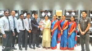 समाचार नवी मुंबई प्रतिष्ठित समाजसेवी एक्टिविटी एवं जिला उपाध्यक्ष वाशी नवी मुंबई डॉ.स्नेहा देशपांडे जी का नवी मुंबई के सेक्टर 1 वाशी में जन्मदिन माया गया ।इसमें श्रीमती स्नेहा देशपांडे जी ने अभी तक देश विदेशों में 250 से भी ज्यादा अवार्ड मिल चुका है और उन्होंने अभी तक 800 से भी ज्यादा पीड़ित महिलाओं को न्याय दिलाने में कामयाब हो चुकी है बता दें डॉक्टर स्नेहा देशपांडे जी बहुत लोगों को राजगार भी दिलाया है जरूरत मंद महिलाओं को भी रोजगार दिलवाया है उन्होंने सेलिब्रिटियों के साथ मिलकर वाशी के रिलायंस ज्वेल सेक्टर 1 में सेलिब्रिटियों के साथ केक काटकर अपना जन्मदिन मनाया ।इस अवसर पर शुभ कामना देने वालों में सर्वश्री पंकज बेरी बॉलीवुड एक्टर, ,अर्जुन यादव,बॉलीवुड एक्टर , विष्णु मनोहर जी सेलिब्रिटी सेफ नेम ऑफ द गिनीज बुक ऑफ वर्ल्ड रिकॉर्ड, विशाल कपूर सेलिब्रिटी फैशन डिजाइनर बॉलीवुड, सिद्धेश पाई , डांस इंडिया डांस रियलिटी शो विनर, , मनोज वर्मा जी वरिष्ठ पत्रकार एवं समाजसेवी मुंबई, राष्ट्रिय कोआर्डिनेटर (मीडिया सेल)अंतरराष्ट्रीय मानवाधिकार एवं अपराध नियंत्रण संगठन भारत, अक्षय नाइक,सीबीडी बेलापुर,सेरा चौधरी,रेवती अदव, सन्नी शर्मा,शिल्पा चोपड़ा,अमरदीप जी,भी मुख्य रूप से शामिल हुए एवं रिलायंस ज्वेल की पूरी टीम भी उपस्थित हुए।