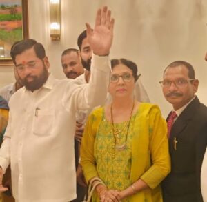 *महाराष्ट्र के मुख्यमंत्री एकनाथ शिंदे साहेब से वर्षा में पत्रकार संगठन के संथापाक /अध्यक्ष मनोज वर्मा ने की टीम के साथ मुलाकात। अक्षय नाइक* समाचार मुंबई । महाराष्ट्र के मुख्यमंत्री एकनाथ संभा जी शिंदे साहेब से मिलने उनके बंगले वर्षा में मुलाकात करने पहुंचे वरिष्ठ पत्रकार समाजसेवी एवं पत्रकार संगठन के संस्थापक/अध्यक्ष, अंतर्राष्ट्रीय मानवाधिकार एवं अपराध नियंत्रण संगठन भारत के नवनियुक्त कोआर्डिनेटर (मीडिया) श्री मनोज वर्मा (स्वतंत्र) ने टीम के साथ मुलाकात कर देश प्रदेश में पत्रकारों पर हो रहे बढ़ते हमले, अपराध एवं शोषण को देखते हुए मुख्यमंत्री जी से मिलकर चर्चा किया श्री वर्मा जी ने इस समय केंद्र सरकार हो या प्रदेश सरकार। पत्रकारों पर हो रहे , जानलेवा हमले , आपराधिक मामलों के लिए ठोस कार्रवाई करने और पत्रकारों को शासन प्रशासन द्वारा सभी प्रकार की सहायता देने की बात कहते हुए,कहा की पत्रकार संगठन की टीम के साथ मिलकर दिसंबर में पत्रकार गौरव सम्मान समारोह नवी मुंबई में एवं छत्तीसगढ़ में भामा साहू संगठन सचिव छत्तीसगढ़ एवं दुर्गेश वर्मा युवा कार्यकारी प्रदेशाध्यक्ष की टीम रायपुर मे भी आयोजित करने की तैयारी अभी से शुरू कर दिया गया है पत्रकारों के लिए संगठन सभी क्षेत्रों के जैसे पत्रकार, शिक्षा ,खेल, कला,सांस्कृतिक, औद्योगिक,राजनैतिक, सामाजिक,एवं सभी क्षेत्र में किए गए उत्कृष्ट कार्यों के लिए प्रोत्साहित कर सम्मानित किया जाना ही हमारी संगठन का मुख्य उद्वेश्य है । इस अवसर पर श्री वर्मा ने बताया की संगठन की ओर से गरीब एवं असहाय बच्चों, बुजुर्गो,महिलाओ एवं जरूरतमंदों के लिए *दानवान* एप की भी घोषणा किया जाएगा जिसमे दानदाताओं एवं संगठन के सहयोग से सभी चयनित शहरों में सामाजिक पत्रकार आश्रम का निर्माण शासन प्रशासन की सहमति से किए जाने पर विचार विमर्श संगठन के द्वारा किया जा रहा है इस अवसर पर संगठन की मुख्य संरक्षक डॉ. स्नेहा देशपांडे जी ने मुख्यमंत्री एकनाथ शिंदे साहेब को बताया की संगठन नवी मुंबई , मुम्बई के साथ साथ महाराष्ट्र ,छत्तीसगढ़, मध्य प्रदेश एवं देश के कई राज्यों में इस कार्यक्रम को संगठन के अति सक्रिय सदस्यों द्वारा सुचारू रूप से संचालित किए जाने की तैयारी कर रही है। इस अवसर पर संगठन के संरक्षक विजय सिंह शाक्य (प्रभारी:मध्य प्रदेश) कार्यकारी प्रदेश अध्यक्ष महाराष्ट्र सादिक खान जी ( *संपादक बडनेरा मंडल)* ने संगठन विस्तार को लेकर बहुत जल्द नागपुर में बैठक रखने के संकेत दिए है इस बैठक में प्रदेश कार्यकरणीय महाराष्ट्र एवं जिला अध्यक्षों की घोषणा किया जाएगा इस अवसर पर मुख्य रूप से संगठन के अक्षय नाइक सीबीडी बेलापुर,अमरजीत जी ,तनवीर सिंह जी,सेरा अड़व, *सचिन चंदणेरी तुर्भे स्टोर प्रदेश उपाध्यक्ष युवा सेल महाराष्ट्र* मुख्य रूप से उपस्थित थे।