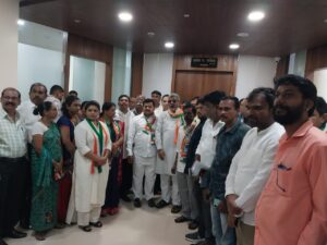 नवी मुंबई महानगरपालिकेला जलपुरवठा ज्यातून केलाजातो ते मोरबे धरण १०० % भरल्याची बातमी आली. त्यापाठोपाठ हेसुद्धा समजले की नवी मुंबई महानगर पालिकाचे प्रथम महापौर आणि माजी खासदार संजीव नाईक यांनी काही माजी महापालिका सदस्यांसह तिथे जावून जलपूजन केलं. वास्तविक पहाता मोरबे धरण हे एक प्रतिबंधित क्षेत्र आहे. सद्यस्थितीत महापालिकेवर प्रशासकाची राजवट आहे. सर्व माजी महापालिका सदस्य, माजी आमदार, माजी महापौर हे तुमच्या आमच्यासारखेच सामान्य नागरीक आहेत. कोणतीही परवानगी न घेता प्रतिबंधित क्षेत्रात जाणे, तेथे जलपूजन करणे आणि पूजेचे साहित्य आणि निर्माल्य त्या पिण्याच्या पाण्यात टाकणे ही बेकायदेशीर बाब असून मोरबे धरणाचे पाणी आणि पर्यावरणाची हानी करणारे कृत्य आहे. ह्या सर्वांनी असे बेकायदेशीरपणे प्रतिबंधित क्षेत्रात जावून तिथे पर्यावरणाला इजा पोचवणे हे गैरकृत्य असून महापालिका आयुक्तांनी याची गंभीर दखल घेवून ह्या सर्वांवर गुन्हा दाखल करावा अटक करावी अशी आग्रही मागणी नवी मुंबई जिल्हा कॉंग्रेस व तमाम प्रमुख पधाधिकारी काँग्रेसचे जिल्हाध्यक्ष श्री अनिलजी कौशिक, नवी मुंबई माजी उपमहापौर श्री रमाकांत म्हात्रे, महाराष्ट्र प्रदेश प्रवक्ते श्री नासीरजी हुसेन नवी मुंबई प्रवक्ते ,इंटक जिल्हाध्यक्ष रवींद्र सावंत व सोबत नवी मुंबई जिल्हा उपाध्यक्ष,कोपरखैरणे ब्लॉक काँग्रेस कमिटी अध्यक्ष-श्री सुनिलदादा पारकर , तसेच नवी मुंबई जिल्हाध्यक्ष ओबीसी विभाग श्री.संतोष सुतार साहेब ऐरोली तालुका-बाॅल्क काँग्रेस कमीटी अध्यक्ष-राजु वानखेडे साहेब श्रीमती विद्याताई भांडेकर,माजी नगरसेविका श्रीमती मिराताई पाटील तसेच तमाम महिला पधाधिकारी, युवा कार्यकर्ते, आदि. दिनांक -२५/०९/२०२३ रोजी नवी मुंबई महानगर पालिका मुख्यालय येथे मा .आयुक्त साहेब याच्या दालनात व बाहेर मोरबे धरण बेकायदेशीर रित्या धरणातील पाण्याचे कोणतेही अधिकार,विनपरवानगी शिवाय पुजण करण्यात आले या निषेधार्थ ठिय्या आंदोलन करण्यात आले.