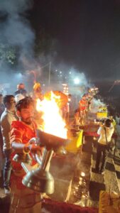 प्रेस विज्ञप्ति करणी सेना अध्यक्ष द्वारा शुरु की गई परंपरा ले रही विशाल रूप, खारुन गंगा महाआरती में उमड़ी हज़ारों श्रद्धालुओं की भीड़ दिनांक 29 सितंबर 2023 | महादेव घाट, रायपुर में भाद्रपद पूर्णिमा की संध्या को खारुन गंगा महाआरती एवं हटकेश्वर महादेव पूजन संपूर्ण विधि विधान से संपन्न हुआ। करणी सेना के राष्ट्रीय उपाध्यक्ष एवं प्रदेश अध्यक्ष श्री वीरेन्द्र सिंह तोमर द्वारा गत दिसंबर माह से आरंभ की गई यह परंपरा जिसमें प्रत्येक माह की पूर्णिमा की संध्या को बनारस की तर्ज पर इस महाआरती का आयोजन किया जाता है निरंतर क्रम में 11वीं बार संपन्न हुई जिसमें शहर भर के श्रद्धालुओं की भारी संख्या में उपस्थिति रही। करणी सेना परिवार छत्तीसगढ़ एवं माँ खारुन गंगा महाआरती महादेव घाट जनसेवा समिति द्वारा आयोजित यह महाआरती हमेशा की भाँति भजनों की सुमधुर प्रस्तुति से सराबोर रही जिसने समस्त आगंतुकों को मंत्रमुग्ध कर दिया। आरती से पूर्व सभी ने साथ मिलकर एक स्वर में खारुन एवं भारत की समस्त नदियों को मातृ स्वरूप मानकर स्वच्छ एवं सुरक्षित रखते हुए कृतज्ञता व्यक्त करने की शपथ ली। खारुन गंगा मैया एवं हटकेश्वर महादेव जी की आरती प्रशिक्षित ब्राह्मणों की अगुवाई में सम्पूर्ण विधि-विधान से अगरबत्ती, धूप, पुष्प एवं दीपक द्वारा संपन्न हुई। साथ ही घाट में एक ओर शहर के विभिन्न गणपति जी की विदाई का दृश्य भी क्रमशः दृष्टित होता रहा। इस बार की आरती में विशेष रूप से रायपुर शहरी क्षेत्र की मितानिन बहनों का उनके द्वारा निरंतर किये जा रहे सामाजिक कार्यों के लिए सम्मान किया गया, जिसमें श्रीमती सुमन साहू जी, श्रीमती हेमप्रभा साहू जी, आदि अनेकों माताओं-बहनों की उपस्थिति रही। आगंतुक श्रद्धालुओं को दीप उपलब्ध कराए गए, जिन्हें आरती के पश्चात् विघ्नहर्ता की विदाई स्वरूप नदी को समर्पित कर दिया गया। कार्यक्रम के अंत में आगंतुक श्रद्धालुओं को खीर प्रसादी का वितरण किया गया। श्री तोमर के अनुसार उन्होंने जिस संकल्प के साथ इस मुहिम की शुरुआत की थी वो आज एक विशाल महापर्व के रूप में सफ़ल होती दिखाई दे रही है। खारुन गंगा आरती की ख्याति से प्रभावित होकर प्रदेश भर में अन्य स्थानों से भी इस प्रकार के आयोजनों की सूचना मिलने लगी है जिससे यह कहा जा सकता है कि करणी सेना अध्यक्ष द्वारा शुरु की गई यह परंपरा एक मुहिम का रूप लेती जा रही है साथ ही इससे नदियों की स्वच्छता के प्रति जनमानस में प्रतिबद्धता भी नज़र आने लगी है।