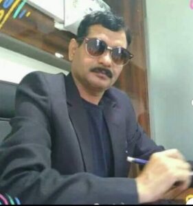 वरिष्ठ पत्रकार, समाजसेवी,संस्थापक /अध्यक्ष पत्रकार संघ एवं अंतरराष्ट्रीय मानवाधिकार एवं अपराध नियंत्रण संगठन भारत के नव नियुक्त राष्ट्रीय समन्यवक (कोऑर्डिनेटर ) मान.मनोज वर्मा जी (स्वतंत्र) मुंबई के स्लम एरिया एवं अनाथालयों में बच्चों के साथ मनाएंगे अपना जन्मदिन । मुंबई समाचार। अंतर्राष्ट्रीय मानवाधिकार एवं अपराध नियंत्रण संगठन भारत के राष्ट्रीय कोऑर्डिनेटर , वरिष्ठ पत्रकार एवं समाजसेवी,पत्रकार जनकल्याण समिति के संस्थापक /अध्यक्ष माननीय मनोज वर्मा जी (स्वतंत्र) मुंबई और नवी मुंबई के अनाथ आश्रम एवं स्लम एरिया में जाकर बच्चों के साथ केक काटकर अपना जन्मदिन मनाएंगे। बतादें की मनोज वर्मा जी का जन्मदिन मानने के लिए कई आला अधिकारियों एवं राजनीतिक दलों का कॉल आया लेकिन उन्होंने अपने जन्मदिन को सादगी के साथ मनाने का निर्णय लिया है इस अवसर पर पत्रकार संस्था की मुख्य संरक्षिका एवं वरिष्ठ समाजसेविका डॉ. स्नेहा देशपांडे जी ने बताया की 20 सितंबर से लेकर 2 अक्टूबर तक संगठन के द्वारा एवं बहुत से कार्यक्रम आयोजित किया गया जिसमे बच्चों से लेकर बड़ों तक गरीब बच्चों को और अपंग असहाय,बच्चों विधवा महिलाओंबको राशन ,कपड़े एवं जरूरत का समान वितरण किया गया। डॉ. स्नेहा देशपांडे जी ने श्री वर्मा जी की प्रशंसा करते हुए कहा की काम समय में मुंबई में मनोज वर्मा जी ने जो अपना नाम बनाया है सभी उनके कामों को देखकर सब लोग हैरान रहते है सभी युवाओं के दिलो में राज करने वाले श्री वर्मा जी की सभी प्रशंसा करते नही थकते । श्री वर्मा जी ने मुंबई में कोरोना वरियर्स के रूप में काम करते हुए अकेले ही 40.000 लोगो की मदद मजदूरों तक पहुंचाया था वही से इनकी पहचान सभी से हुआ है और मुंबई में अपना एक अलग नाम स्थापित किया है।