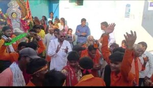 बलौदा बाजार,वर्मा परिवार द्वाराअपने माता पिता जी के स्मृति में शरबत वितरण किया गया समीप ग्राम पंचायत लटूवा में दुर्गा रानी विसर्जन पर लोगो की भीड़ उमड़ पड़ी ज्ञात हो कि प्रतिवर्ष के अनुसार इस वर्ष भी दुर्गा रानी के विसर्जन पर अनवरत दस वर्षो से भक्त जनों को शरवत का वितरण वर्मा बंधुओ के द्वारा किया जाता है इस वर्ष बारह जगहों पर दुर्गा रानी एवं ग्यारह जगहों पर सरस्वती रानी विराजमान हुई थी जिसके विसर्जन के अवसर पर गांव के साथ साथ आसपास के गांव से हजारों लोग देखने आते हैं जो अंचल में चर्चा का विषय है क्योंकि यहां शातिपूर्ण ढंग से सेवा समितियों , गांव के गणमान्यों ,जनप्रतिनिधियों के सहयोग से किया जाता है ।इस बार के विसर्जन में गांव के जसगीत सेवा समितियों के साथ ग्राम पंचायत मोहरा खरोरा से आए हुए जसगीत सेवा समिति ने सभी भक्तो के मन को मोह लिया ।वर्मा परिवार के द्वारा शरबत वितरण पर ग्राम पंचायत लटूवा के सरपंच प्रतिनिधि दीपक साहू ,उपसरपंच मनोज यादव ,थानेश्वर कनोजे , अखिलेश कनोजे ,विष्णु वर्मा, परमे नायक, बैसाखू रावत, पचराम रावत,सोहन यदु,संतोष वर्मा ,सोहन सिंह नायक ,राधे नायक,कुंवर सिंह पाल,देशबंधु साहू,अरुण कानोजे,जयपाल नायक,हरिकिशन वर्मा,हरे राम साहू,विश्राम वर्मा, बोधु वर्मा,फिरंता वर्मा,संतराम कनोजे ,मोहन कनोजे ,नंदकिशोर वर्मा,पीयूष वर्मा, भरत वर्मा, अमरु यादव,सालिक यदु द्वारिका यदु, श्रीमति सरस्वती वर्मा, श्रीमति पूर्णिमा वर्मा, श्रीमति गजरा पैकरा, श्रीमति मति वर्मा, श्रीमति गंगा रावत, श्रीमति दुलारी देवदास,दीपक साहू, लाकेश कनोजे,मोनू तिवारी, कैलाश तिवारी,दिलीप ध्रुव,जगदेव ध्रुव, डाक्टर सतीश मांडले पूर्व सरपंच दुजराम पूर्व सरपंच ,डाक्टर अश्वनी पैकरा,शंकर कुर्रे,धनेश्वर पूर्व सरपंच,खूबी पैकरा ठेकादार ,लखन कन्नोजे ठेकादार,शिव यादव,कमलेश यादव, कन्हैया यादव,रवि यादव मोहेन्द्र कन्नौजे, दीपक वर्मा,तुकेश्वर वर्मा एवं समस्त ग्रामवासी के प्रति वर्मा परिवार से प्रेम वर्मा, के. के.वर्मा,मिथलेश वर्मा एवं वर्मा परिवार ने हृदय से आभार व्यक्त किया। प्रथम दस्तक न्यूज मिथलेश वर्मा बलौदा बाजार