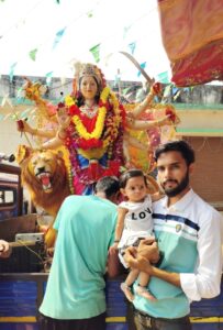 *भक्तों ने नम आंखों से दी माता को विदाई ** खरोरा:---नगर सहित ग्रामीण अंचलों में नवरात्रि की धूम मची हुई थी । नौ दिनों तक मां दुर्गा की आराधना में भक्तमय हो गए थे।खरोरा में दुर्गा उत्सव समिति के सदस्यों द्वारा मां दुर्गा की प्रतिमाएं स्थापित की गई थी मां दुर्गा की प्रतिमाओं को विसर्जन के पूर्व मादर की थाप में सेवा समितियों द्वारा सेवाजस गीत गाते हुए और युवा वर्ग वही छोटे छोटे बच्चों द्वारा सांग को अपने जीभ में धारण किया गया था और नौ देवी दुर्गा समितियों के सदस्यों द्वारा माता रानी को नम आंखों से विदा करने के पश्चात गांव में के शीतल मंदिर में माता की पूजा अर्चना की गई और मादर की थाप में सेवा समिति के सदस्यों द्वारा माता रानी की प्रतिमाओं को नगर के प्रमुख चौक चौराहे से जस गीत गाते हुए मां को बिदा किया गया । वही जस गीत में कुछ महिलाएं देवता भी चढ़े हुये थे। इस विदाई यात्रा में सेवा जस गीतों की भारी धूम देखने को मिली । शारद मोर शक्ति माँ कंकालीन मोर माता ,, कौन नगर से निकले देवी कालिका जैसे शक्ति गीतों पर माता भक्त नाच गा रहे थे। । इन शक्ति गीतों पर माता भक्त नाच गा रहे थे। माँ दुर्गा की शोभायात्रा निकाली गई । मां दुर्गा की प्रतिमाओं को मांदर की थाप में जस गीत गाते हुए भ्रमण कराते हुए । वही ग्राम केशला के बरधवा तालाब में मां दुर्गा की पूजा-अर्चना कर विसर्जन किया गया। मां के जयकारों से पूरा गांव भक्तमय मैं डूब गया माता रानी की विदाई में भक्तों के आंख से आंसू छलक पड़े नम आंखों से माता रानी को दी विदाई दी । मां को अंतिम विदाई देने नगर के दोनों मुख्य सड़कों पर दुर्गा माता की विदाई करने वालों भक्तों की भारी भीड़ दिखाई दी । समापन के बाद लोगों को प्रसाद वितरण किया गया की।