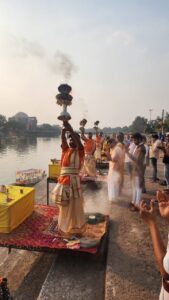 प्रेस विज्ञप्ति शरद पूर्णिमा के अवसर पर सूतक काल के पूर्व करणी सेना ने की खारुन गंगा महाआरती दिनांक 28 अक्टूबर 2023 को महादेव घाट रायपुर में करणी सेना छत्तीसगढ़ एवं माँ खारुन गंगा महाआरती महादेवघाट जनसेवा समिति द्वारा बनारस की तर्ज़ पर निरन्तर क्रम में 12वीं बार खारुन गंगा महाआरती की गई। शरद पूर्णिमा के उपलक्ष्य में होने वाली यह महाआरती चंद्र ग्रहण के चलते सूतक काल आरंभ होने के पूर्व परिवर्तित समय दोपहर 03 बजे प्रशिक्षित ब्राह्मणों द्वारा शास्त्रगत दिशा निर्देशों का पालन करते हुए संपन्न की गई। करणी सेना के राष्ट्रीय उपाध्यक्ष एवं प्रदेश अध्यक्ष श्री वीरेन्द्र सिंह तोमर द्वारा शुरु की गई खारुन गंगा आरती की यह परंपरा गत वर्ष के दिसंबर माह से निरंतर प्रत्येक पूर्णिमा को विशाल से विशालतम रूप में होती आ रही है। इस महीने ग्रहण के कारण परंपरा न टूटे इस दृष्टि से समय में परिवर्तन कर माँ खारुन गंगा महाआरती एवं बाबा हटकेश्वर महादेव का पूजन संपन्न किया गया। श्री तोमर ने कहा है कि अगले महीने कार्तिक पूर्णिमा के अवसर पर पुनः भव्य खारुन गंगा महाआरती का आयोजन किया जाएगा साथ ही दिसंबर माह में संपूर्ण छत्तीसगढ़ वासी खारुन गंगा महाआरती के वार्षिकोत्सव के भव्यतम आयोजन के साक्षी भी बनेंगे।