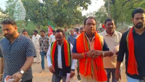 फोटोः नारा बुलंदः बिलाईगढ़ क्षेत्र मा अब होहै कमाल... - भाजपा प्रत्याशी डॉ. दिनेश लाल जांगड़े के पक्ष में मिल रहा जबर्दस्त जनसमर्थन बिलाईगढ़, 28 अक्टूबर। बिलाईगढ़ विधानसभा क्षेत्र में चुनाव का रंग अब तेजी से चढ़ने लगा है। यहां भाजपा प्रत्याशी डॉ. दिनेश लाल जांगड़े के पक्ष में मिल रहा जबर्दस्त जनसमर्थन क्षेत्र में चर्चा का विषय बना हुआ है। इस बीच यह नारा भी तेजी से बुलंद हो रहा है कि- बिलाईगढ़ क्षेत्र मा अब होहै कमाल, हमर नेता दिनेश लाल...। बताते चलें कि यह पहली बार है जब बिलाईगढ़ क्षेत्र में खासकर बीजेपी के पक्ष में इतना मजबूत माहौल बनता दिख रहा है। वहीं बिलाईगढ़ विधानसभा क्षेत्र के भाजपा विधायक प्रत्याशी डॉ.दिनेश लाल जांगड़े भी चुनाव जीतने के लिए समर्थकों और भाजपा कार्यकर्ताओं के साथ दिन-रात एक कर रहे हैं। इसी कड़ी में समर्थकों और भाजपा कार्यकर्ताओं के साथ शनिवार को डॉ.दिनेश लाल जांगड़े ने टुंड्रा, गिधौरी, धावलपुर और नवागांव क्षेत्र का दौरा किया। लोगों से डोर टू डोर मुलाकात की और कमल छाप पर वोट देकर भारी बहुमत से विजयी बनाने के लिए लोगों से आशीर्वाद मांगा। बॉक्सः................. यहां सभी मेरे अपने हैः दिनेश इस दौरान उन्होंने कहा कि बिलाईगढ़ क्षेत्र के समस्त परिवारजनों के साथ मेरा आत्मीय लगाव हमेशा से रहा है। इसी का नतीजा है कि आज मेरे लिए मेरे अपने लोग भारी संख्या में निकलकर अपना आशीर्वाद दे रहे हैं। उन्होंने विश्वास के साथ कहा कि मैं भी अपने विधानसभा में सभी को पारिवारिक सदस्य मानता हूं। इसीलिए जब भी मुझे जनसेवा का अवसर मिला, मैं पीछे कभी हटा और जनसेवा की दिशा में आगे ही बढ़ता गया। सभी के सुख-दुख में मैं हमेशा शामिल होता आया हूं। दौरा और जनसंपर्क कार्यक्रम में मुख्य रूप से .......................... सहित अन्य लोग बड़ी संख्या में शामिल हुए। ……………………