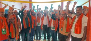 फोटोः बिलाईगढ़ क्षेत्र में बीजेपी प्रत्याशी डॉ.दिनेश लाल जांगड़े के पक्ष में बन रहा मजबूत माहौल - ग्राम पंचायत रामपुर के बूथ जोन सह प्रभारी ने ली कार्यकर्ताओं की बैठक बिलाईगढ़। बिलाईगढ़ विधानसभा क्षेत्र कई मायने में बेहद खास है और इससे भी ज्यादा खास कहा जा सकता है यहां के चुनावी महौल को। बिलाईगढ़ विधानसभा क्षेत्र में इस बार भाजपा प्रत्याशी के रूप में डॉ.दिनेश लाल जांगड़े की दस्तक ने यहां का सारा समीकरण ही बदल दिया है। चुनावी माहौल को रोमांचक बना दिया है। बताते चलें कि, बिलाईगढ़ विधानसभा क्षेत्र का सरसींवा सेंटर लंबे अरसे से बहुजन समाजवादी पार्टी यानी बसपा का गढ़ रहा है और संयोग से भाजपा प्रत्याशी डॉ.दिनेश लाल जांगड़े का गृहग्राम भी सरसींवा क्षेत्र में ही आता है। डॉ.दिनेश लाल जांगड़े व उनकी धर्मपत्नी कविता जांगड़े पेशे से डॉक्टर हैं और वे लगभग दो साल से चिकित्सा के माध्यम से भी स्थानीय लोगों की सेवा करते रहे हैं। यह भी एक बड़ी वजह है कि बिलाईगढ़ अंचल में जांगड़े दंपती की काफी लोकप्रियता है। इस बार डॉ.दिनेश लाल जांगड़े को भाजपा की ओर से उम्मीदवार बनाए जाने पर भाजपा कार्यकर्ताओं में भी गजब का उत्साह है। उनके इस उत्साह का सीधा इशारा है, यही तो बिलाईगढ़ विधानसभा क्षेत्र में परिवर्तन की पहली दस्तक है। कार्यकर्ताओं के अनुसार, मुद्दों की भीड़ में हलाकान जनता भी इस बार साफ कह रही है- अउ नइ सहिबो, बदल के रहिबो। भाजपा प्रत्याशी डॉ. दिनेश लाल जांगड़े के पक्ष में बने माहौल को और अधिक मजबूती देने के लिए भाजपा मंडल बिलाईगढ़ के शक्ति केंद्र (बूथ क्रमांक-39) ग्राम पंचायत रामपुर के बूथ जोन सह प्रभारी डॉ. प्रहलाद डड़सेना ने भाजपा कार्यकर्ताओं के साथ बैठक की, जिसमें चुनाव में जीत की रणनीति पर विस्तृत चर्चा की गई। साथ ही सभी बूथ कार्यकर्ताओं से भाजपा प्रत्याशी डॉ. दिनेशलाल जांगड़े को विजय दिलाने का आह्वान किया गया। डॉ. प्रहलाद डड़सेना ने कहा कि क्षेत्र के सर्वांगीण विकास के दृष्टिकोण से बिलाईगढ़ विधानसभा क्षेत्र में बदलाव लाने का यही सही वक्त है। इसमें पार्टी के प्रत्येक कार्यकर्ता की भूमिका महत्वपूर्ण है। इसलिए सभी कार्यकर्ता इस बात पर जोर दें कि- परिवर्तन का संकल्प है, भाजपा ही विकल्प है। ……