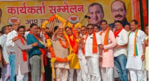 कार्यकर्ता सम्मेलन में आए असम के मुख्यमंत्री
पार्टी के स्टार प्रचारक होने के नाते असम के मुख्यमंत्री हिमांत बिश्वा सरमा भाटापारा विधानसभा में प्रत्याशी शिव रतन शर्मा के द्वारा आयोजित कार्यकर्ता सम्मेलन कार्यक्रम में चुनावी वादा खिलाफी छत्तीसगढ़ में बढ़ते अपराध महादेव ऐप को लेकर जमकर निशाना साधते हुए अपने प्रत्याशी को जीतने के लिए जनता से अपील किया है  200 सौ रुपए देकर भीड़ जूटा रही है भाजपा
कार्यकर्ता सम्मेलन में आए लोगों ने पत्रकारों से बातचीत के दौरान बताया कि- सभा और रैली में प्रचार करने के लिए हमें एक टोकन दिया जाता है और विगत लगातार हम चार दिनों से रैली में शामिल हुए हैं जिसका भुगतान टोकन जमा करने पर पार्टी के वरिष्ठ कार्यकर्ताओं द्वारा किया जाता है रैली में जाने के लिए हमें नाश्ता चाय पानी के साथ 200 रुपए देते हैं। भाटापारा विधानसभा में कांग्रेस और बीजेपी के कांटे की टक्कर दिखाई पड़ रही है। भाटापारा के जनता को साधने के लिए भाजपा प्रत्याशी शिव रतन शर्मा द्वारा लोगों को प्रलोभन देकर अपनी रैलियों में भीड़ जुटा रहे हैं.  शिकायत का इंतजार कर रही प्रशासन
इसके संबंध में हमने भाटापारा के रिटर्निंग ऑफिसर से बात किया तो कहा कि- “यदि लिखित शिकायत होगी तो कार्यवाही करेंगे हमारी पूरी प्रशासनिक टीम वहां तैनात थी हमें किसी प्रकार से शिकायत प्राप्त नहीं हुआ है ”  पूरी प्रशासनिक अमला तैनात होने के बावजूद इतनी बड़ी गलती का अवलोकन नहीं कर पाईं इससे आप यह अंदाजा लगा सकते हैं की प्रशासनिक अमला चुनाव को लेकर कितना सजग है ?  बीजेपी का हाव भाव देखकर लगता है कि जीतने के लिए वह कुछ कर सकती है और जीत जरूरी है चाहे कुछ हो जाये चुनाव जीतना है हर हाल मे, अब देखने वाली बातें यह होगी की खबर प्रकाशन के बाद संबंधित पर क्या कार्यवाही होती है। 🙏🙏प्रथम दस्तक न्यूज़ चैनल रिपोर्टर बलौदा बाजार मिथलेश वर्मा🙏
