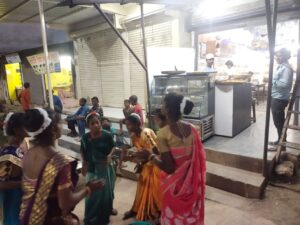 मिथिलेश वर्मा बलौदा बाजार, छत्तीसगढ़ की परंपरा संस्कृति कला को सहेज कर एवं संजोकर रखने में आज भी नन्हे नन्हे बच्चों का विशेष योगदान देखने को मिल रहा है आज समय की भागदौड़ में लोग अपने-अपने निजी स्वार्थ के चलते उलझते जा रहे हैं समाज एवं औरों के लिए बिल्कुल बड़ी मुश्किल से समय निकाल पाते हैं वही छोटे-छोटे बच्चों के द्वारा निस्वार्थ रूप से छत्तीसगढ़ की परंपरा को बचाएं रखने में लगे हुए हैं आज के आधुनिक युग में लोगों को इतना समय भी नहीं है जो अपनी परंपरा को बचा सके लेकिन छोटे-छोटे बच्चे आज भी अपनी परंपरा को बचाने समय-समय पर अपनी विशेष योगदान देते रहते हैं जहां भूपेश सरकार द्वारा छत्तीसगढ़ की परंपरा को आगे बढ़ाने के उद्देश्य से पारंपरिक खेल जैसे गिल्ली डंडा भंवरा बाती संकली फुगड़ी कबड्डी को-को जैसे आदि खेलों को बढ़ावा देने के उद्देश्य से छत्तीसगढ़िया ओलंपिक का आयोजन विभिन्न आयु वर्ग के लोगों के लिए महिला पुरुषों के लिए अलग-अलग व्यवस्था कर परंपरा को बचाए रखने के लिए विशेष अभियान चलाया जा रहा है इसी कड़ी में आज भी नन्हे नन्हे बच्चे स्वफूर्त ही छत्तीसगढ़ की छत्तीसगढ़ की परंपरा को जीवित रखने के लिए संघर्षरत हैं जब से कार्तिक मास लगा है तब से ग्राम लटूवा मोहतरा, झोंका,बेमेतरा,मुड़ियाडीह, रसेड़ा ,रसेड़ी, आदि गांवों के नन्हे नन्हे बच्चों के द्वारा अपनी परंपरा को अक्षुण बनाएं रखने के उद्देश्य से सुबह से शाम तक सुवा गीत गाते हुए नृत्य करते दिख रहे है। छत्तीसगढ की लोक कला पंथी,कर्म, ददरिया,सुवा, नाचा गम्मत, राऊत नृत्य, गौरी गौरा नृत्य जिसके बदौलत आज छत्तीसगढ की एक अलग पहचान बना चुकी है इन्हीं सास्कृतिक कला के लिए भारत ही नहीं बल्कि पुरे दुनिया मे छत्तीसगढ का एक विशेष पहचान सस्कृति,कला, रहन सहन, वेश भूषा,खानपान के लिए बना हुआ है। छोटे छोटे बच्चो के द्वारा आज भी अपनी परंपरा को जीवित रखने के लिए घर घर जाकर सुबह शाम नृत्य करते है तब लोगो के द्वारा नन्हे नन्हे बच्चों को प्रोत्साहित करने के लिए अन्न दान एवं कुछ द्रव्य देकर बच्चो को प्रोत्साहन करते है इसके बदले छोटे छोटे बच्चे विदाई गीत गाकर घर वालो को आशीष प्रदान करते है। लोगो के द्वारा मिले हुए अन्न एवं द्रव्य से कार्तिक मास के शरद पूर्णिमा के दिन खीर पूड़ी बनाकर प्रसाद के रूप मे वितरण करते है