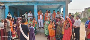 … फोटोः बिलाईगढ़ विधानसभा क्षेत्र के रण में सवालों की बौछार - भाजपा प्रत्याशी डॉ.दिनेश लाल जांगड़े का दौरा और जनसंपर्क तेज रायपुर। सड़क... सिंचाई... शिक्षा...स्वास्थ्य... कुछ भी तो नहीं है। अच्छी शिक्षा या बेहतर स्वास्थ्य के लिए आज भी लोग रायपुर-बिलासपुर पर आश्रित हैं। वह भी तब, जब संपत्ति बिगड़े। मकान, खेत या जमीन बिके। फिर भी यदि यह विकास है तो भला यह कैसा विकास है? दरअसल, इस खबर का केंद्रबिंदु बिलाईगढ़ विधानसभा है। क्योंकि अव्वल तो यहां चुनावी रंग जमा हुआ है और जब नेता किसी के दरवाजे पर वोट मांगने जाए तो फिर जनता भी सवाल तो पूछती ही है। बिलाईगढ़ विधानसभा क्षेत्र के भाजपा प्रत्याशी डॉ.दिनेश लाल जांगड़े भी इन दिनों धुआंधार दौरे और जनसंपर्क अभियान में पसीना बहा रहे हैं। आमजन से डॉ. जांगड़े डोर टू डोर मुलाकात कर रहे हैं। इस बीच कई ऐसे भी सवाल आ रहे हैं, जो बिलाईगढ़ विधानसभा क्षेत्र की दुर्गति की गवाही दे रहे हैं। और, यही सब सवाल बिलाईगढ़ विधानसभा क्षेत्र के भाजपा प्रत्याशी डॉ.दिनेश लाल जांगड़े के चुनावी मुद्दे भी हैं। चर्चा में भाजपा प्रत्याशी डॉ.दिनेश लाल जांगड़े ने बताया, कांग्रेस सरकार ने छत्तीसगढ़ के लिए किए गए 36 वादों में से एक भी वादा पूरा नहीं किया है। क्षेत्र की सड़कें खस्ताहाल हैं। जरूरतमंद पात्र हितग्रागी भी आवास से वंचित हैं। सिंचाई की समुचित व्यवस्था नहीं होने से किसान हलाकान हैं। शिक्षा और स्वास्थ्य व्यवस्था चौपट है। यहां के युवाओं को अच्छी शिक्षा के लिए तथा आमजनों को बेहतर स्वास्थ्य के लिए रायपुर और बिलासपुर पर आश्रित रहना पड़ता है। अच्छी शिक्षा या बेहतर स्वास्थ्य का लाभ लेने के लिए लोगों को महंगा खर्च वहन करना पड़ता है। जमीन-जायदाद बेचना या गिरवी रखना पड़ता है। साथ ही कांग्रेस के लोगों के भ्रष्टाचार का बोलबाला है। कांग्रेस के लोगों ने क्षेत्र के लोगों को अब तक गुमराह करने का ही काम किया है। डॉ.दिनेश लाल ने आगे कहा, अपनी बात करुं तो मैं और मेरी धर्मपत्नी पेशे से डॉक्टर हैं। दर्द की मर्म को हम बखूबी समझते हैं। वहीं चुनाव के लिहाज से बिलाईगढ़ विधानसभा का माहौल अब तेजी से बदल रहा है और जनता भाजपा पर ही अपना विश्वास प्रकट कर रही है। उन्होंने बताया कि, बिलाईगढ़ विधानसभा क्षेत्र में सड़क, सिंचाई, शिक्षा और स्वास्थ्य उनकी पहली प्राथमिकता है। इसी आधार पर डॉ. जांगड़े बिलाईगढ़ विधानसभा क्षेत्र में जनता से इस चुनाव में कमल खिलाने की अपील कर रहे हैं। ………
