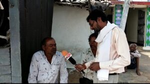 विधानसभा बलौदा बाजार से मिथलेश वर्मा की रिपोर्ट। विधानसभा बलौदा बाजार क्षेत्र के ग्राम पंचायत लटुवा में पहुंची प्रथम दस्तक न्यूज की टीम के संवाददाता मिथलेश वर्मा ने ग्राम के लोगों से बात करते हुए जाकारी दिया की मत का अधिकार सभी को करना चाहिए और अंकित प्रत्याशियों को अपना मत देकर जितना चाहिए,इस ग्राम पंचायत लतुवा में विधानसभा निर्वाचन आयोग द्वारा सरकार की ओर से मतदान करने के लिए हस्ताक्षर अभियान भी चलाया जाने की खबर मिला जिसमे ग्राम पंचायत के मतदाताओं को अपने मत का प्रयोग करने की अपील किया इस पर ग्राम पंचायत लटूआ में लोगों से बातचीत किया जिसमे लोगो ने तीसरी पार्टी को पूरी तरह से नकारते हुए राष्ट्रीय पार्टी की ओर झुकाव देखा गया ।लोगों ने अपनी अपनी प्रतिक्रिया में किसी से भाजपा को अच्छा कहा तो किसी न कांग्रेस को फिर से सत्ता सौंपने की बात कही आगे सत्ता केके कमान कौन संभालेगा छत्तीसगढ़ को मतदाता ही तय करेंगी।