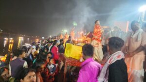 प्रेस विज्ञप्ति कार्तिक पूर्णिमा पुन्नी मेला के अवसर पर करणी सेना ने की खारुन गंगा महाआरती दिनांक 27 नवंबर 2023 | महादेव घाट, रायपुर में कार्तिक पूर्णिमा की संध्या को खारुन गंगा महाआरती एवं हटकेश्वर महादेव पूजन संपूर्ण विधि विधान से संपन्न हुआ। करणी सेना के राष्ट्रीय उपाध्यक्ष एवं प्रदेश अध्यक्ष श्री वीरेन्द्र सिंह तोमर द्वारा आरंभ की गई यह परंपरा जिसमें प्रत्येक माह की पूर्णिमा की संध्या को बनारस की तर्ज पर इस महाआरती का आयोजन किया जाता है निरंतर क्रम में 13वीं बार संपन्न हुई जिसमें शहर भर के श्रद्धालुओं की बृहद संख्या में उपस्थिति रही। करणी सेना परिवार छत्तीसगढ़ एवं माँ खारुन गंगा महाआरती महादेव घाट जनसेवा समिति द्वारा आयोजित यह महाआरती हमेशा की भाँति भजनों की सुमधुर प्रस्तुति से सराबोर रही जिसने समस्त आगंतुकों को मंत्रमुग्ध कर दिया। आरती से पूर्व सभी ने साथ मिलकर एक स्वर में खारुन एवं भारत की समस्त नदियों को मातृ स्वरूप मानकर कृतज्ञ भाव से स्वच्छ एवं सुरक्षित रखने की शपथ ली। खारुन गंगा मैया एवं हटकेश्वर महादेव जी की आरती प्रशिक्षित ब्राह्मणों द्वारा सम्पूर्ण विधि-विधान से अगरबत्ती, धूप, पुष्प एवं दीपक द्वारा संपन्न हुई। पुन्नी मेला के आगंतुकों के लिए भी यह आरती विशेष आकर्षण का केंद्र रही। आगंतुक श्रद्धालुओं को दीप उपलब्ध कराए गए, जिन्हें आरती के पश्चात् माँ खारुन को देव दीपावली के उल्लास स्वरूप समर्पित कर दिया गया। कार्यक्रम के अंत में आगंतुक श्रद्धालुओं को खीर प्रसादी का वितरण किया गया। श्री तोमर के अनुसार उन्होंने जिस संकल्प के साथ इस मुहिम की शुरुआत की थी वो आज एक विशाल महापर्व के रूप में सफ़ल होती दिखाई दे रही है। श्री तोमर ने समस्त श्रद्धालुओं एवं सनातन धर्म प्रेमियों को यह जानकारी देते हुए आमंत्रित भी किया कि माँ खारुन गंगा महाआरती जनसेवा समिति द्वारा सभी श्रद्धालुओं के साथ मिलकर अगले माह मार्गशीर्ष पूर्णिमा के दिन 26 दिसंबर 2023 को इस महाआरती का वार्षिकोत्सव अत्यंत भव्य रूप से धूम-धाम के साथ मनाया जाएगा जिसमें देश के सुप्रसिद्ध गायक पद्मश्री कैलाश खेर जी अपनी विशेष प्रस्तुति देंगे।