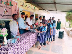 रिपोर्टर रोहित वर्मा लोकेशन खरोरा *अल्ट्राटेक सीमेंट कंपनी ने प्राथमिक विद्यालय केशला में बांटा सेलेक्टेड स्टैंड बैग। ** खरोरा-शासकीय प्राथमिक विद्यालय केशला में अल्ट्राटेक सीमेंट कंपनी बैकुंठ के द्वारा सी एस आर मद से जनपद पंचायत के मुख्य कार्यपालन अधिकारी ,शाला प्रबंधन विकास समिती के अध्यक्ष एवं समिति के सदस्यों,सरपंच ग्राम पंचायत केशला के गरिमामय उपस्थिति में शाला के सभी बच्चों को सेलेक्टेड स्टैंड बैग वितरण किया गया ।अल्ट्राटेक सीमेंट कंपनी बैकुंठ के सी एस आर सीनियर आफिसर श्री राहुल देव ने बताया कि यह बैग प्राथमिक विद्यालय के बच्चो के लिए विशेष रूप से आई आई टी द्वारा डिजाइन किया गया है । प्राथमिक शाला के बच्चे जमीन में बैठकर पढ़ाई करते हैं जिसके फलस्वरूप छोटे छोटे बच्चों को कमर दर्द की समस्याओ एवं झुककर लिखने से आंखों में कमजोरी आने की समस्याओ से ग्रसित हो रहें हैं।बच्चों की इन समस्याओ को देखते हुए आईआईटी के द्वारा यह सेलेक्टेड स्कुल बैग को डिजाइन किया गया है ।इस सेलेक्टेड स्टैंड बैग को बच्चे अपने घर ले जा सकतें,उस बैग में अपनी सभी कापी पुस्तक रख सकते हैं एवं पढ़ाई के समय स्टैंड को अलग कर अध्यापन कार्य कर सकतें हैं ।ग्राम पंचायत केशला के सरपंच विनोद देवांगन ने अल्ट्राटेक सीमेंट कंपनी के सीएसआर सीनियर ऑफिसर से अनुरोध किया कि आप के कंपनी के द्वारा जब कभी भी इस तरह की योजना लायें तो हमारे ग्राम पंचायत एवं यहां की स्कूलों को पहले प्राथमिकता देवें ।जनपद पंचायत के मुख्य कार्यपालन अधिकारी विवेक गोस्वामी ने कहा कि मैं भी सरकारी स्कूल में पढ़ाई की है।मुझें कक्षा दसवीं में बेंच में बैठने का सौभाग्य मिला।शासकीय शालाओं में खासकर प्राथमिक शालाओं में टेबल बेंच का अभाव रहता ।आप लोगों को आज अल्ट्राटेक सीमेंट कंपनी की ओर से जो सेलेक्टेड स्टैंड बैग की सुविधा दी जा रही है उसका भरपुर फायदा उठायें और अच्छी पढ़ाई करें । सेलेक्टेड स्टैंड बैग वितरण कार्यक्रम में मुख्य अतिथि के रूप में जनपद पंचायत तिल्दा के मुख्य कार्यपालन अधिकारी विवेक गोस्वामीजी,ग्राम पंचायत केशला के सरपंच विनोद देवांगनजी,मूलचंद देवांगन पंच,अल्ट्राटेक सीमेंट कंपनी बैकुंठ के सीएसआर सीनियर ऑफिसर राहुल देव,असिस्टेंट सीएसआर ऑफिसर मुन्ना प्रबंधन विकास समिती के अध्यक्ष श्रीमती शांति देवांगन,उपाध्यक्ष श्रीमती मानसी गेण्ड्रे,पालक समिति ।।अं के सदस्य श्रीमती रेवती देवांगन,सुकृति देवांगन,डिगेश्ररी देवांगन,बिहान योजना से सुश्री निशा,अनुज चन्द्राकर,संस्था प्रमुख संतोष कुमार वर्मा,जयप्रकाश टंडन,लता देवांगन,अंजनी गिलहरे,गणेश्वरी नवरंगें,प्रियंका सिदार,रेखा देवांगन,किरण वर्मा,अरुणा वर्मा,इंदु देवांगन ,रसोईया लक्ष्मी बंजारे,भुखैया,गायत्री सिन्हा उपस्थित रहे ।