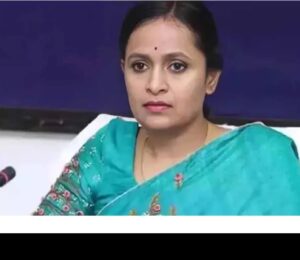 रायपुर। निलंबित आईएएस रानू साहू की जमानत याचिका को लेकर बड़ा अपडेट आया है। मामले में आज हाईकोर्ट में सुनवाई होनी थी, लेकिन आज सुनवाई अधूरी ही रह गई। रानू साहू की जमानत याचिका पर अगली सुनवाई 8 जनवरी को होगी।  गौरतलब हे कि पिछले साल अक्टूबर में ईडी ने छत्तीसगढ़ में कई अफसरों और कारोबारियों के घर-दफ़्तर पर छापामारी की थी और आरोप लगाया था कि राज्य में एक संगठित गिरोह कोयला परिवहन में 25 रुपए प्रति टन की वसूली कर रहा है। ईडी के दस्तावेज़ों की मानें तो 15 जुलाई 2020 को इसके लिए सरकारी अधिकारियों ने एक सोची-समझी नीति के तहत आदेश जारी किया और उसके बाद ही अवैध वसूली का सिलसिला शुरू हुआ।  ईडी के अनुसार, इस घोटाले में कई कारोबारी, कांग्रेस पार्टी के नेता और अफ़सर शामिल थे और उन्होंने अब तक इस तरीक़े से 540 करोड़ रुपए से अधिक की रक़म अवैध तरीक़े से वसूली की। अदालत में प्रस्तुत दस्तावेज़ों में ईडी ने दावा किया है कि उसने इस संबंध में बड़ी संख्या में डायरी, फ़ोन चैट, लेन-देन के सबूत, करोड़ों रुपए नक़द, सोना, अरबों रुपए की संपत्ति के ब्यौरे और दूसरे दस्तावेज़ जब्त किए।
मिथलेश वर्मा बलौदा बाजार प्रथम दस्तक