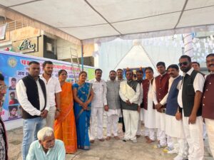 शोभायात्रा एवं भव्य भंडारे का शानदार दुसरा वर्ष -- प्रयास अ स्माल स्टेप फाउंडेशन के द्वारा आज छत्तीसगढ़ की राजधानी रायपुर में मनखे मनखे एक समान का संदेश देनें वाले परम पुज्य बाबा गुरु घासीदास जी की जंयती के शुभ अवसर पर राजधानी रायपुर के मोवा में भव्य भंडारा एवं शोभायात्रा के स्वागत कार्यक्रम का आयोजन किया गया। सर्वप्रथम संस्था के प्रमुख सदस्य देवदत्त द्विवेदी व प्राणेश आनंद एवं संस्था के सदस्यों के द्वारा गुरूपुजन करनें के पश्चात बाबा गुरू घासीदास जी के तैल चित्र पर माल्यार्पण किया गया। गुरुपुजन पश्चात भंडारे का आयोजन किया गया जिसमें शोभायात्रा में आये हुए सतनामी समाज के वरिष्ठ जन एवं बाबा जी के अनुयायियों को भंडारे का प्रसाद वितरण किया गया। शोभायात्रा में आये हुए समाज के गरूजनों एवं साथ में आये हजारों अनुयायियों का फुल माला पंथी नृत्य एवं ढोल नगाड़े के साथ भव्य स्वागत सम्मान किया गया। प्रयास अ स्माल स्टेप का लगातार बाबा जी के मनखे मनखे एक समान के संदेश को आमजनों तक पहुंचानें का प्रयास लगातार कर रही है। सुदुर जंगल में वनवासीयों के साथ वनभोज हो या राजधानी रायपुर हो हर जगह संस्था छुआछूत अमीर गरीब के खाई को पाटने का हर संभव प्रयास कर रही है। शोभायात्रा में आये हुए समाज के गरूजनों नें संस्था के सदस्यों को आशीर्वाद एवं आभार व्यक्त करते हुए कहा की बाबा जी के संदेश को आगे ले जानें में अपना अमूल्य योगदान देनें के लिए संस्था के लिए संस्था को बहुत बहुत शुभकामनाएं आपकी संस्था लगातार ऐसे ही समाज के गरीब वंचितों की सेवा करती रहे ऐसा हमारा आशिर्वाद है। संस्था के प्रमुख सदस्य देवदत्त नें कहा की बाबा गुरु घासीदास जी के द्वारा दिये गये संदेश हमारे लिए अनमोल हैं हम सभी को बाबाजी के संदेश को आमजन तक पहुंचानें का प्रयास लगातार करना चाहिए,हम सौभाग्यशाली रहे की हमें आज सेवा का ये शुभ अवसर प्राप्त हुआ। प्रयास अ स्माल स्टेप फाउंडेशन