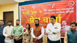 *108 ब्राह्मण एक साथ खारुन गंगा मैया की आरती कर बनाएंगे विश्व रिकॉर्ड*  - 108 ब्राह्मण एक साथ करेंगे महाआरती 
- पूर्णिमा के दिन होगी खारुन गंगा मैया की आरती
- कैलाश खेर के भजन जगाएंगे भक्तिभाव
- ढाई लाख दीपकों से जगमग होगा महादेव घाट का खारुन तट
- गिनीज़ बुक ऑफ़ वर्ल्ड रिकार्ड में दर्ज करने की तैयारी  रायपुर की जीवनदायिनी खारुन नदी का तट 26 दिसंबर को ढाई लाख दियों की रौशनी से जगमग होगा। इस दिन *वाराणसी और छत्तीसगढ़ के 108 ब्राह्मण एक साथ खारून गंगा महाआरती करेंगे।* माँ खारुन गंगा महाआरती महादेव घाट जनसेवा समिति के संस्थापक एवं अध्यक्ष वीरेन्द्र सिंह तोमर के मार्गदर्शन में होने वाली इस महाआरती को गोल्डन और गिनीज़ बुक ऑफ़ वर्ल्ड रिकार्ड में शामिल करने की तैयारी है। खारुन नदी को प्रदूषणमुक्त कर उसे नवजीवन प्रदान करने के उद्देश्य से होने वाली महाआरती के वार्षिकोत्सव समारोह में प्रसिद्ध पार्श्व गायक कैलाश खेर भी अपने भजनों से भक्ति की धारा बहाएंगे। प्रदेशभर से आने वाले अतिथियों और श्रद्धालुओं के लिए विशेष प्रबंध किए गए हैं। वहीं, शहर को भी सुंदर ढंग से सजाया गया है। 
खारुन तट महादेव घाट में हटकेश्वर महादेव मंदिर के पास स्थित घाट पर लगातार 13 महीनों से प्रति माह बनारस की तर्ज पर होने वाली आरती की यह परंपरा करणी सेना के राष्ट्रीय उपाध्यक्ष और प्रदेश अध्यक्ष वीरेन्द्र सिंह तोमर द्वारा एक वर्ष पूर्व 6 दिसंबर को शुरू की गई थी। हर माह की पूर्णिमा पर यहाँ होने वाली आरती में बड़ी संख्या में श्रद्धालु भाग लेते हैं। आरती से पहले भक्त खारुन के पवित्र जल की पूजा-अर्चना करते हैं और इसे स्वच्छ रखने की शपथ लेते हैं। महादेव घाट पर आरती के दौरान धार्मिक गीत और मंत्रों की गूंज सुनाई देती है और भक्तजन हटकेश्वर महादेव के दरबार में भक्ति भाव से अपने श्रद्धा सुमन अर्पित करते हैं। यह आरती अपने धार्मिक महत्व और श्रद्धा के कारण आमजन को एक आनंदमय और आत्मिक अनुभव देने के साथ-साथ नदियों के संरक्षण का संदेश प्रदान करती है। 
छत्तीसगढ़ की राजधानी रायपुर के आधा दर्जन तालाबों को प्रदूषणमुक्त करने के प्रयास में करणी सेना के प्रदेश अध्यक्ष वीरेन्द्र सिंह तोमर तन-मन-धन से जुटे हैं। उनका उद्देश्य जलसंरक्षण है। उनके प्रयास का ही असर है कि शहर के व्यास तालाब, धनेली तालाब, छुईयाँ तालाब हीरापुर, हल्का तालाब मठपुरेना और उरला तालाब प्रदूषणमुक्ति की ओर हैं। तोमर के प्रयास से इन तालाबों पर भी आरती की जाती है। तालाबों को सुरक्षित और संरक्षित रखने का उनका यह अभियान अब जन आंदोलन बनकर समूचे देश में अपनी प्रसिद्धि बिखेर रहा है जिससे प्रभावित होकर अन्य कई स्थानों पर भी इस प्रकार की आरती का क्रम शुरु हुआ है जो इसकी सफ़लता का द्योतक है।