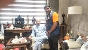 महाराष्ट्र राज्य के महामहिम राज्यपाल माननीय रमेश बैस जी से भेंट करने पहुंचे IHRCCO के राष्ट्रीय कोऑर्डिनेटर (मीडिया सेल) वरिष्ठ पत्रकार एवं   समाजसेवी,मनोज वर्मा जी (स्वतंत्र)  अंतरराष्ट्रीय मानवाधिकार एवं अपराध नियंत्रण संगठन भारत के राष्ट्रीय कोऑर्डिनेटर( मीडिया सेल) , छत्तीसगढ़ पत्रकार जन कल्याण समिति के संस्थापक/अध्यक्ष,प्रथम दस्तक न्यूज चैनल के चीफ एडीटर,वरिष्ठ पत्रकार, एवं समाजसेवी मनोज वर्मा जी ने महाराष्ट्र राज्य के महामहिम राज्यपाल माननीय रमेश बैस जी से मुलाकात कर नववर्ष की शुभ कामनाएं एवं हार्दिक बधाई देने पहुंचे एवं मुंबई में कार्यक्रम को लेकर चर्चा कर संगठन के बारे में  जानकारी देते हुए बताया कि इस बार कार्यक्रम एवं सम्मान समारोह संगठन के तरफ से आयोजित किया जाएगा जिसकी तैयारी कर पुनः जानकारी हेतु मिलकर अवगत करने की बात कही। श्री वर्मा जी ने महामहिम राज्यपाल महोदय जी को पत्रकारों की सुरक्षा के लिए ठोस कदम उठाने की भी पत्रकार साथियों की बात रखी , उसके बाद महामहिम राज्यपाल  महोदय को गुलदस्ता भेंट कर एवं अपने द्वारा किए गए करोना काल की जानकारी प्रोफाइल सौप कर सम्मानित किया।साथ में छत्तीसगढ़ पत्रकार जनकल्याण समिति के युवा विंग के प्रदेश अध्यक्ष  दुर्गेश वर्मा (रिपोर्टर) प्रथम दस्तक न्यूज चैनल के  साथ उपस्थित होकर राज्यपाल महोदय जी का आशीर्वाद लिया।