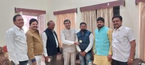31 दिसम्बर । अखिल भारतीय उपभोक्ता उत्थान संगठन छत्तीसगढ़ प्रदेश इकाई की बैठक का आयोजन कवर्धा रेस्ट हाउस में किया गया। बैठक का उद्देश्य सभी जिलों मे नई कार्यकारिणी का गठन एवम् प्रदेश कार्यकारिणी का विस्तार कर जिलों के प्रभारी की नियुक्ति पर चर्चा हुई । एवं पदाधिकारियों को नए कार्ड का वितरण किया गया । साथ ही संगठन की नई पत्रिका को छपाने का निर्णय लिया गया जिसमें सभी जिलों की उपलब्धियों एवं गतिविधियों का उल्लेख हो । संगठन की गतिविधियों को सभी जिलों के विधायको , सांसदो, कलेक्टरो, फ़ूड अधिकारियो, पुलिस अधीक्षको, नापतोल विभाग अन्य प्रशासनिक अधिकारियों को संगठन की गतिविधि एवं कार्यों से अवगत कराना। उक्त बैठक में संगठन के राष्ट्रीय महासचिव आदरणीय श्री चितरंजन कुमार पर्वत जी एवम् प्रदेश अध्यक्ष श्री खुलेश वर्मा जी के मार्गदर्शन में आयोजित की गई। बैठक में प्रदेश कोषाध्यक्ष श्री शैलेष चौधरी, प्रदेश सचिव श्री दिनेश विश्वकर्मा, प्रदेश सह सचिव श्री राजेंद्र वर्मा, बालोद जिलाध्यक्ष श्री एम आर पाटिल, राजनादगांव जिलाध्यक्ष श्री दिलीप शर्मा एवं अन्य पदाधिकारी एवं कार्यकर्ता उपस्थित थे।