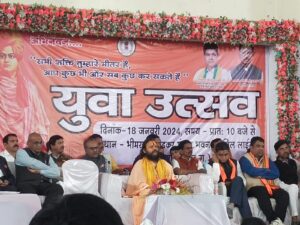 मिथलेश वर्मा बलौदा बाजार आज युवा उत्सव कार्यक्रम भीमराव अंबेडकर धर्मशाला सिविल लाईन बलौदा बाजार में किया गया इस अवसर पर स्वामी विवेकानंद की प्रेरणा स्त्रोत कार्यक्रम में खेल आपदा एवं राजस्व मंत्री श्री टंक राम वर्मा जी मुख्य अतिथि के तौर पर उपस्थित रहे साथ ही जिला पंचायत अध्यक्ष राकेश वर्मा, जनपद पंचायत अध्यक्ष सुमन योगेश वर्मा, नगर पालिका अध्यक्ष चितावर जायसवाल, संत श्री राम बालक दास महात्यागी जामडी पाटेश्वर धाम छत्तीसगढ, अशोक जैन, विजय केशरवानी, राधेश्याम वर्मा, अनिल जायसवाल, मानकचंद वर्मा, सन्तोष नायक, खोड़श कश्यप, कपिल कश्यप, रेवा साहू, रामाधार पटेल, खेल विभाग, आपदा एवं राजस्व विभाग के सभी अधिकारी गण की उपस्थिति में मेघावी छात्र, खेलकूद में विशेष खिलाड़ियों,कवियों , संगीत कलाकारों, को शील्ड, श्री फल एवं शाल देकर सम्मानित किया गया। दुर्ग से आए कवि मीर आलम मीर जी ने अपनी कविता पेश कर श्रोताओं का मन मोह लिया, चरोटी से आए सुवा नृत्य, बालक बालिकाओं द्वारा नृत्य एवं संगीत में एक अलग पहचान बनाने वाले श्री के के वर्मा खेल आपदा एवं राजस्व मंत्री श्री टंक राम वर्मा जी के द्वारा भजन प्रस्तुति दी तबला वादन पर मिथलेश वर्मा ने संगत दी माननीय श्री टंक राम वर्मा जी, के के वर्मा जी गाए गए भजन ने कार्यक्रम में उपस्थित लोगों के हृदय में एक पल के लिए भक्ति मय कर दिया सभी ने तालियों के गूंज से स्वागत किया गया। इस अवसर हमारे सहयोगी कैमरा मेन संतोष नायक के साथ मिथलेश वर्मा बलौदा बाजार प्रथम दस्तक न्यूज