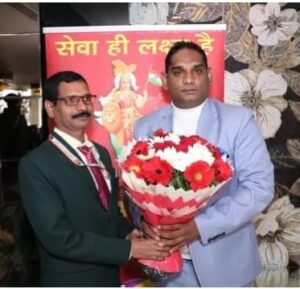 मनोज वर्मा स्वतंत्र को अंतरराष्ट्रीय मानवाधिकार एवं अपराध नियंत्रण संगठन में मीडिया सेल की राष्ट्रीय कमान मोहित नवानी जी ने सौंपी। अंतरराष्ट्रीय मानवाधिकार एवं अपराध नियंत्रण संगठन के चेयरमैन/अध्यक्ष पंडित मोहित नवानी जी एवं राष्ट्रीय संयोजक श्री अजय मिश्र जी ने श्री मनोज वर्मा स्वतंत्र जी को उनके द्वारा किए गए मीडिया के क्षेत्र में ऐतिहासिक कामों को देखते हुए पुनः राष्ट्रीय कोऑर्डिनेटर मीडिया सेल की जिम्मेदारी सौंपी गई ।दिल्ली में हुए राष्ट्रीय कोर कमेटी की अहम बैठक में यह घोषणा किया गया।इस अवसर पर कई राष्ट्रीय एवं प्रदेश अध्यक्ष की नियुक्ति गई जिसमे सर्वप्रथम माननीय पंडित मोहित नवानी जी को सर्वसम्मति से पुनः संगठन का राष्ट्रीय चेयरमैन एवं अध्यक्ष नियुक्त किया गया।इस पर सभी कोर कमेटी टीम ने मिलकर श्री नवानी जी को बधाई दिया गया । उसके श्री अजय मिश्रा जी को राष्ट्रीय संयोजक एवं प्रदेशाध्यक्ष उत्तर प्रदेश नियुक्त किया गया जिस पर सभी यू पी के सदस्यों ने श्री अजय मिश्रा जी का अभिवादन तालियों साथ किया एवं बधाई देते रहे। उसके बाद कोर कमेटी ने छत्तीसगढ़ के माटी पुत्र वरिष्ठ,पत्रकार,समाजसेवी,स्वतंत्र कार्यों को निडरता से पूरे भारत में पत्रकारिता करने की महारत को देखते हुए।मनोज वर्मा जी (स्वतंत्र) को पुनः मीडिया की कमान दिया गया ।और उन्हें राष्ट्रीय कोऑर्डिनेटर मीडिया सेल की जिम्मेदारी दी गई ,जिसके लिए समिति कोर कमेटी ने छत्तीसगढ़ के माटी पुत्र मनोज वर्मा जी को बधाई दिया और सर्वसम्मति उनके पद पर मुहर लगाया गया । इसके बाद सुप्रीम कोर्ट के अधिवक्ता श्री शशिकांत पाण्डे जी को सुप्रीम कोर्ट कानूनी सलाहकार नियुक्त किया गया। रंजीत राम जी को झारखंड अध्यक्ष की जिम्मेदारी,दी गई, हरलीन कौर जी को पंजाब महिला सेल का अध्यक्ष नियुक्त किया गया।परमेश्वर जी को महाराष्ट्र अध्यक्ष पद की जम्मेदारी दिया गया। श्री मोहित नवानी ने बताया देशभर के सभी राज्यों में गांव से लेकर सहर तक संगठन की ओर से सदस्यता अभियान चलाया जाएगा और संगठन और मजबूत करने की दिशा में नई कार्यकारिणी काम करेगी।इस पर मनोज वर्मा जी स्वतंत्र ने राष्ट्रीय कोर कमेटी के इस विश्वास पर जो उन्होंने मुझ जताया है मैं उस पर खरा उतरने का भरपूर प्रयास और मेहनत करूंगा और संगठन को संगठित करूंगा ।और आप सभी राष्ट्रीय कोर कमेटी का आभार व्यक्त किया गया।