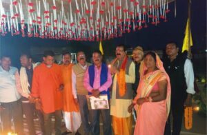 डमरू मे ऐतिहासिक दीप प्रज्ज्वलित एवं भव्य कलश यात्रा
बलौदा बाजार जिला मुख्यालय से करीब 14किलोमीटर की दूरी पर न्यूवोको सीमेंट प्लांट से लगा हुआ डमरू मे ऐतिहासिक दीप प्रज्ज्वलित एवं भव्य कलश यात्रा निकाली गई साथ ही श्री राम जी लक्ष्मण जी पालकी पर हजारों के संख्या कलसा के साथ भोजली यात्रा निकाली गई। गायत्री परिवार बलौदा बाजार द्वारा 5 कुंडली गायत्री महायज्ञ का कार्यक्रम रखा गया जिसमे हजारों लोग आहूति दी उसके बाद दशहरा मैदान में स्थित सात मंडी चबूतरे पर 5151 मिट्टी के दिए से अलग अलग प्रकार के चित्र पर दिए जलाकर सजाया गया था जो आकर्षण का केंद्र बना रहे
अतिथियों द्वारा भी मां गायत्री देवी की चित्र पर माल्यार्पण कर पूजा अर्चना की गई अतिथियों का स्वागत विभिन्न समितियों, पंचायत के सभी सदस्यों, युवा शक्ति भगवा धारियों द्वारा बहुत ही शांति पूर्वक जोशीला स्वागत किया गया। उक्त कार्यकम में ग्राम पंचायत डमरू एवं ग्राम वासियों का भी सराहनीय प्रयास रहा कार्यक्रम मंच संचालन सेवक राम साहू एवं धरमू साहू ने उक्त जानकारी दी।
मिथलेश वर्मा बलौदा बाजार प्रथम दस्तक