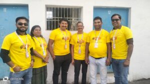 सस्थापक /अध्यक्ष मनोज वर्मा स्वतंत्र ने प्रथम दस्तक न्यूज चैनल एवं छत्तीसगढ़ पत्रकार जनकल्याण समिति की रायपुर, दुर्ग इकाई की बैठक ली। प्रथम दस्तक न्यूज चैनल एवं छत्तीसगढ़ पत्रकार जनकल्याण समिति की रायपुर /दुर्ग इकाई की बैठक ली,जिसमे एक्टिव पत्रकारों को टी शर्ट,आई डी कार्ड, प्रदान किया गया। इस बैठक में सभी पत्रकार साथियों को शामिल होने के लिए सूचना दिया गया था । जिसमे आज के मीटिंग में जितने पत्रकार साथी शामिल हुए उन्हें ही 2024 का प्रेस आई दिया गया बाकी के जीतने पुराने 2023 के पत्रकार साथी थे सभी को प्रथम दस्तक के संचालक श्री मनोज वर्मा स्वतंत्र जी ने हटाते हुए कहा की अगर आज आए हुए पत्रकारों के अलावा कोई भी हमारे प्रथम दस्तक के रूप में पुराना कार्ड लेकर जिसका कार्ड की डेट समाप्त हो गया है किसी भी तरीके से उसका इस्तमाल करते हुए पकड़े जाने पर उन पर कानूनी कार्यवाही करने की चेतावनी देते हुए कहा की हमारी कानूनी सलाहकार श्रीमती वर्षा जैन जी उनके ऊपर त्वरित कार्यवाही करेंगी। संगठन एवं न्यूज चैनल के संरक्षक माननीय श्री अमित बघेल जी एवं सलाहकार टीम को इनकी सूचना लिखित में दिया जायेगा उसके बाद उनकी सहमति के बाद सभी 2024 के पत्रकारों की लिस्ट सभी जिले के कलेक्टर कार्यालय , एस पी,कार्यालय, जिला जन संपर्क कार्यालय ,एवं नजदीकी पुलिस स्टेशन में जमा कर दिया जाएगा।बाकी 2023 में जिनका इन सभी संबंधित कार्यालयों में जमा है उसे निरस्त कर दिया जाएगा ।एवं 2024 के सभी पत्रकारों को आगाह किया गया की जो पत्रकार 3 मांह तक न्यूज रिपोर्टिंग नही करेंगे 3 उन्हें भी हटा दिया जाएगा उनके स्थान पर दूसरे पत्रकारों की नियुक्ति कर दिया जाएगा ।और उन्हे ताकीद किया गया की जो काम पत्रकारों को संपादक , संरक्षक, एवं सलाहकार के द्वारा दिया जायेगा उसी काम को करना होगा ,अगर 2024 के नियुक्त पत्रकार इसके अलावा कुछ भी अलग काम करते है उनके ऊपर ठोस कदम उठाने के लिए कोर कमेटी कानूनी कार्यवाही के साथ उनकी कार्ड को निरस्त कर दिया जायेगा।जिसके लिए स्वयं पत्रकार की जिम्मेदारी होगी। संगठन की तरफ से 2024 में अभी किसी को पद नही दिया गया है 20 फरवरी से संगठन का विस्तार किया जायेगा जिसमे पहले सभी को सदस्य के रूप में रख जायेगा उसके बाद 3 माह सदस्य रहकर काम करेगा। 3 माह बाद संगठन की कोर कमेटी के द्वारा पदभार दिया जाएगा । अन्यथा उन्हें सदस्य के रूप में ही काम करते रहना पड़ेगा। इसके बाद अंत में श्री स्वतंत्र जी ने पुराने पत्रकारों को कार्ड जमा करने को कहा गया है एवं कोई भी पत्रकार अपना कार्ड डी पी में या फेस बुक डालने के लिए उन्हें मना किया गया।इस अवसर पर संगठन के बहुत से पत्रकार सम्मलीत हुए।
