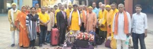 *अश्वमेध यज्ञ में शामिल होने वाले छत्तीसगढ़ के गायत्री परिवार के सदस्यों का मनोज वर्मा जी ( स्वतंत्र ) ने मुंबई पहुंचते ही किया स्वागत ।* समाचार मुंबई :- मुंबई के खारघर स्थित पेठपाडा मैदान में अखिल विश्व गायत्री परिवार, शांतिकुंज हरिद्वार के तत्वावधान में 21 फरवरी से 25 फरवरी 2024 तक कारपोरेट पार्क ग्राउंड पेठपादा मैट्रो स्टेशन खारघर नवी मुंबई महाराष्ट्र में राष्ट्रीय एकता,प्राणी मात्र के कल्याण एवं विश्व शांति को समर्पित एक महान आध्यात्मिक प्रयोग के रूप में किया जा रहा है।इस अवसर पर 1008 यज्ञ कुंडों की दिव्य यज्ञ शाला - हिमांलय की अखंड अग्नि से यज्ञ ज्योति प्रज्वलित किया जायेगा 21 फरवरी को कार्यक्रम की शुरुआत विशाल कलश यात्रा से किया जायेगा। महाराष्ट्र के 50 दिव्य तीर्थ क्षेत्रों से रज और जल द्वारा अभिसिंचित किया जायेगा। बलौदा बाजार भाटापारा जिले के भाटापारा ब्लॉक से आए सैकड़ों लोगों का स्वागत ठाणे स्टेशन में उतरते ही किया गया उसके बाद सभी सदस्यों को खारघर स्थित अश्वमेघ यज्ञ स्थल तक स सम्मान स्वागत के साथ पहुंचाया गया ।