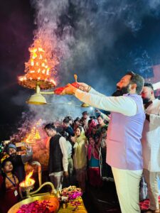 प्रेस विज्ञप्ति माघी पूर्णिमा के पावन अवसर पर करणी सेना ने की खारुन गंगा महाआरती दिनांक 24 फरवरी 2024 | शनिवार, महादेव घाट रायपुर माघी पूर्णिमा की संध्या को दीपकों की रौशनी से जगमगा उठा जब करणी सेना प्रदेश अध्यक्ष एवं माँ खारुन गंगा महाआरती जनसेवा समिति के प्रमुख वीरेन्द्र सिंह तोमर के नेतृत्व में एक बार पुनः रायपुर के महादेव घाट पर पूर्णिमा की संध्या पर बनारस घाट की तर्ज पर खारुन गंगा महाआरती का आयोजन किया गया जिसमें बृहद संख्या में शहर भर के श्रद्धालुओं की उपस्थिति रही। खारुन गंगा मैया की यह महाआरती गत एक वर्ष से निरंतर प्रत्येक माह की पूर्णिमा की संध्या पर होती आ रही है जिसमें हजारों की संख्या में शहर भर के श्रद्धालु सम्मिलित होकर दीपदान कर पुण्य प्राप्त करते हैं। बीते दिसंबर इस महाआरती का वार्षिकोत्सव अत्यंत गरिमामय रूप से संपन्न हुआ जिसमें 108 ब्राह्मणों द्वारा आरती कर विश्व कीर्तिमान रचा गया। इस बार भी प्रशिक्षित ब्राह्मणों द्वारा संपूर्ण विधि विधान से मंत्रोच्चार के साथ आरती संपन्न हुई। सभी आगंतुकों ने खारुन एवं भारत की सभी नदियों को स्वच्छ रखने का संकल्प लिया। निरंतर एक वर्ष से खारुन आरती देश भर के श्रद्धालुओं के लिए आस्था का केंद्र बनती जा रही है जिससे प्रेरणा लेकर देश भर में अन्य स्थानों पर भी इस प्रकार के आयोजन किये जा रहे हैं। खारुन गंगा आरती समिति के प्रमुख वीरेंद्र सिंह तोमर के अनुसार यह आरती सनातनी हिंदुओं के लिए एकजुट होकर देश समाज एवं प्रकृति के प्रति अपनी-अपनी ज़िम्मेदारी तय करने की दिशा में महत्वपूर्ण भूमिका निभा रही है।