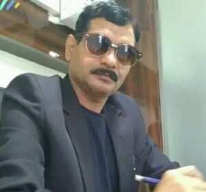 *नारी शक्ति गौरव सम्मान समारोह 18 मार्च को रायपुर में  101  मातृ शक्तियों का होगा  सम्मान ।। मनोज वर्मा स्वतंत्र* ।
समाचार रायपुर छत्तीसगढ़
छत्तीसगढ़ पत्रकार जन कल्याण समिति, प्रथम दस्तक न्यूज़ चैनल एवं दैनिक प्रदेश जन आवाज की ओर से छत्तीसगढ़ नारी शक्ति गौरव सम्मान का आयोजन किया जाएगा। आज एक प्रेस वार्ता को संबोधित करते हुए संगठन के संस्थापक, अध्यक्ष ,चेयरमैन एवं अंतर्राष्ट्रीय मानवाधिकार एवं अपराध नियंत्रण संगठन भारत के राष्ट्रीय प्रभारी मीडिया सेल, वरिष्ठ पत्रकार एवं समाजसेवी माननीय श्री मनोज वर्मा जी स्वतंत्र ने जानकारी देते हुए कहा कि आगामी 18 मार्च को रायपुर नगर की  प्रथम महिला स्वतंत्रता सेनानी रायपुर नगर छत्तीसगढ़ की डॉ. राधा बाई जी एवं भारतीय आयुध दिवस के अवसर पर नारी शक्ति गौरव सम्मान समारोह का आयोजन किया जाएगा इससे प्रदेश के साथ-साथ आस - पास के प्रदेशों के मातृशक्ति को जिसमें इतने क्षेत्रों में जैसे आदर्श ग्राम पंचायत रत्न, विधि रत्न, शिक्षा रत्न, समाज रत्न, उद्योग रत्न, सांस्कृतिक रत्न ,स्वास्थ्य रत्न , कोरोना योद्धा रत्न ,व्यवसाय रत्न,  नारी शक्ति रत्न  से इन सभी वर्गों से उत्कृष्ट कार्य किए हुए मातृशक्तियों को गौरव सम्मान देकर सम्मानित किया जाएगा श्री स्वतंत्र जी ने इस अवसर पर जानकारी देते हुए बताया कि सभी मातृशक्तियों को एक ही कलर का ड्रेस कोड संगठन की ओर से दिया जाएगा। जिसमें प्रतीक चिन्ह, प्रशस्वीय पत्र ,साड़ी,आई डी कार्ड पुष्प गुच्छ  पर सभी को  फेटा दिया जाएगा इससे कार्यक्रम को एक अलग पहचान मिल सके कार्यक्रम की रूपरेखा तैयार किया जा रहा है कार्यक्रम में वी आई पी कार्ड लेकर आना अनिवार्य किया गया इसमें संगठन की चुनिंदा लोगों को ही प्रवेश दिया जाएगा जो संगठन के प्रति जागरूकता लाने का कार्य कर रहे हैं श्री स्वतंत्र जी ने पत्रकारों को जानकारी देते हुए कहा कि मार्च के पहले सप्ताह में संगठन की आवश्यक बैठक बुलाई जाएगी और उसी दिन सभी को काम सोपा जाएगा इस अवसर पर दैनिक प्रदेश जन आवाज के संपर्क प्रधान संपादक नरेंद्र सिकरवार ग्वालियर से रायपुर दौरे पर पहुंचे और उन्होंने आयोजन के रूप में अपना नाम संगठन को नामित किया श्री सिकरवार की में कार्यक्रम चलाना करते हुए कार्यक्रम की सफलता के लिए मंगल कामना की