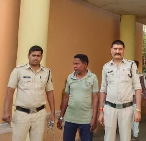 थाना पंडरी, रायपुर 
अपराध क्रमांक 87/24
धारा 34(2) आबकारी एक्ट 

*थाना पंडरी जिला रायपुर की कार्यवाही* 
*अवैध शराब बरामद, गिरफ्तार कर भेजा गया जेल*

वरिष्ठ पुलिस अधीक्षक रायपुर श्री संतोष कुमार सिंह के निर्देशानुसार  वरिष्ठ पुलिस अधिकारियों के मार्गदर्शन में थाना पंडरी द्वारा अवैध नशा के विरुद्ध अभियान की निजात के अंतर्गत अवैध शराब का परिवहन करते पाए जाने पर आरोपी रेशम लाल धीवर पिता थनवार धीवर उम्र 52 वर्ष निवासी एकता चौक थाना पंडरी से 8.6 लीटर देशी मशाला जप्त कर आरोपी को गिरफ्तार कर न्यायिक हिरासत में जेल भेजा गया है। कार्यवाही में उप निरीक्षक के के पटेल, आरक्षक मनीष, मुकेश, सत्या का योगदान रहा