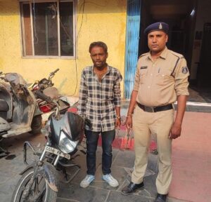 //प्रेस विज्ञप्ति// रायपुर पुलिस दिनांक 18.03.2024 *अलग - अलग स्थानों से कुल 04 नग दोपहिया वाहन चोरी करने वाला आरोपी अमित शर्मा गिरफ्तार* * रायपुर के अलग-अलग थाना क्षेत्रों से 04 नग दोपहिया वाहन किया है चोरी।* * आरोपी के कब्जे से चोरी की कुल 04 नग दोपहिया वाहन किया गया है जप्त।* * जप्त मशरूका की कुल कीमत है लगभग 1,60,000/- रूपये।* * आरोपी से जप्त चोरी की 01 नग दोपहिया वाहनों में आरोपी के विरूद्ध थाना मौदहापारा में अपराध क्रमांक 88/24 धारा 379 भादवि. का अपराध है पंजीबद्ध।* विवरण - दोपहिया वाहन चोरी की घटनाओं को देखते हुये वरिष्ठ पुलिस अधीक्षक महोदय श्री संतोष कुामर सिंह द्वारा रायपुर जिले के समस्त पुलिस राजपत्रित अधिकारियों एवं थाना प्रभारियों सहित प्रभारी एण्टी क्राईम एवं सायबर यूनिट को वाहन चोरी की घटनाओं पर अंकुश लगाने एवं अज्ञात आरोपियों की पतासाजी कर आरोपियों को पकड़ने हेतु आवश्यक दिशा निर्देश दिये गये है। इसी तारतम्य मंे दिनांक 17.03.2024 को थाना मौदहापारा पुलिस की टीम को सूचना प्राप्त हुई कि थाना मौदहापारा क्षेत्रांतर्गत मेकाहारा अस्पताल के पास एक व्यक्ति दोपहिया वाहन बिक्री करने की फिराक में ग्राहक की तलाश कर रहा है। जिस पर वरिष्ठ अधिकारियों के निर्देशन तथा थाना प्रभारी मौदहापारा के नेतृत्व में थाना मौदहापारा पुलिस की टीम द्वारा उक्त स्थान जाकर मुखबीर द्वारा बताये हुलिये के व्यक्ति एवं वाहन को चिन्हांकित कर पकड़ा गया। पूछताछ मंे व्यक्ति ने अपना नाम अमित शर्मा निवासी विधानसभा का होना बताया। टीम के सदस्यों द्वारा अमित शर्मा से वाहन के कागजात के संबंध में पूछताछ करने पर उसके द्वारा गोल मोल जवाब देकर लगातार टीम के सदस्यों को गुमराह करने का प्रयास करते हुए वाहन के संबंध में किसी प्रकार का कोई भी कागजात या दस्तावेज प्रस्तुत नहीं किया गया। जिस पर टीम के सदस्यों द्वारा अमित शर्मा से कड़ाई से पूछताछ करने पर उसके द्वारा वाहन को चोरी का होना बताया गया। टीम के सदस्यों द्वारा चोरी की अन्य वाहनों के संबंध में कड़ाई से पूछताछ करने पर उसके द्वारा रायपुर के अलग-अलग थाना क्षेत्रों से कुल 04 नग दोपहिया वाहन चोरी कर मेकाहारा अस्पताल के पार्किंग में छिपाकर रखना बताया गया। जिस पर आरोपी अमित शर्मा को गिरफ्तार कर उसकी निशानदेही पर कब्जे से चोरी की कुल 04 नग दोपहिया वाहन जुमला कीमती लगभग 1,60,000/- रूपये जप्त किया गया। आरोपी से जप्त चोरी की 01 नग दोपहिया वाहन में आरोपी के विरूद्ध थाना मौदहापारा में अपराध क्रमांक 88/24 धारा 379 भादवि. का अपराध पंजीबद्ध है। *गिरफ्तार आरोपी - अमित शर्मा पिता पवन शर्मा उम्र 28 साल निवासी निरमा फैक्ट्री के पास थाना विधानसभा रायपुर।*
