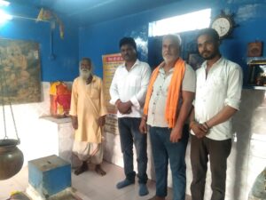 मिली जानकारी के अनुसार आज दुर्ग में पुल गांव नाला के पास आर के जैन ने सरकारी जमीन को अपने कब्जा कर रहा है वहा शिव मंदिर के पुजारी और शिव भक्त का कहना है की यह जमीन घाट के लिए छोड़ा था जिसमे किसी के परिवार लोगो तालाब कार्यक्रम हो जिसको R.k जैन के द्वारा अवैद्य कब्जा किया जा रहा है यहां के एक भक्त पवन कुमार पाठक नामक व्यक्ति ने यह जमीन में आपत्ति लगाई और दुर्ग कलेक्टर और विधायक को ज्ञापन भी दे चुका है जिसमे शासन प्रशासन से कोई कार्यवाही नहीं हो रहा है यह मंदिर को निर्माण यहां के भारत धीवर के नाना जी ने मंदिर निर्माण कराया है और इस मंदिर के पूजा पाठ के लिए एक पंडित जो सौंपा पंडित जी का कहना है मंदिर के पीछे रहने के लिए मकान बनाया गया था जिसे आर के जैन ने तुड़वाया आर के जैन से प्रथम दस्तक न्यूज चैनल के रिपोर्टर ने बात किया तो आर के जैन ने आर आई से हमारा जमीन है किलियर है कहा गया है प्रथम दस्तक न्यूज चैनल ने देखा की यह जमीन नाले की जमीन है जो की सरकारी रिकार्ड में है अब देखना यह है की यह प्रकाशन के बाद शासन प्रशासन कितना कार्यवाही करता है यहां के कांग्रेस प्रदेश महामंत्री भारत धीवर ने कहा कि इस पर शासन प्रशासन ने गंभीरता से नहीं लिया तो कलेक्टर घेराव की बात कही और यहां के कुछ लोगो ने आर के जैन के ऊपर भारी नाराजगी व्यक्त किया इस सरकारी जगह को नही छोड़ने पर धरना प्रदर्शन करने की बात कही