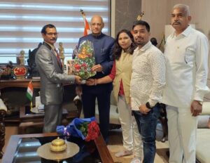 *महाराष्ट्र के महामहिम राज्यपाल माननीय रमेश बैस जी से। छत्तीसगढ़ पत्रकार जनकल्याण समिति एवं प्रथम दस्तक न्यूज के संपादक मनोज वर्मा जी (स्वतंत्र ) ,भामा साहू,चंद्र शेखर एवं टीम ने की मुलाकात।* समाचार छत्तीसगढ़ रायपुर अंतरराष्ट्रीय मानवाधिकार एवं अपराध नियंत्रण संगठन भारत,के राष्ट्रीय प्रभारी मीडिया सेल छत्तीसगढ़ पत्रकार जनकल्याण समिति एवं प्रथम दस्तक न्यूज चैनल के संस्थापक /अध्यक्ष एवं संपादक मा. मनोज वर्मा जी (स्वतंत्र) ने छत्तीसगढ़ प्रवास पर पहुंचे महाराष्ट्र राज्य के महामहिम राज्यपाल माननीय रमेश बैस जी से मुलाकात करने उनके आवास पर पहुंचे। और श्री (स्वतंत्र) ने अपने प्रदेश स्तर से लेकर राष्ट्रीय स्तर के अपने नेतृत्व में किए जा रहे कार्यों के बारे में अवगत करवाया और बताया की IHRCCO के राष्ट्रीय प्रभारी मीडिया सेल की नियुक्ति पत्र और संगठन के द्वारा किए गए कार्यों की जानकारी देते हुए उन्होंने 12 पेज का अपना संगठन के कार्यों का ब्रोशर माननीय राज्यपाल महोदय जी को सौंपा । उसके बाद उन्होंने माननीय महोदय जी को संगठन के द्वारा वर्तमान में किए जा रहे कार्यों के बारे में बताया एवं संगठन के कार्यों को छत्तीसगढ़ में और विकसित करने के लिए शासन और प्रशासन की नेतृत्व की सहयोग के लिए बात रखी । इस पर मान. महोदय जी ने संगठन को आश्वस्त किया कि संगठन के सभी सदस्यों एवं पत्रकारों को ईमानदारी से काम करते रहने की हिदायत दी और किसी भी प्रकार की कोई भी समस्या आती है तो उसके लिए राज्य सरकार को अवगत करवाया जायेगा। राज्यपाल महोदय जी ने मान मनोज वर्मा जी स्वतंत्र के द्वारा उनके सराहनीय कार्य को देखकर जो की एक तहसील संवाददाता की पत्रकारिता से लेकर राष्ट्रीय प्रभारी मीडिया सेल की जिम्मेदारी तक का सफर को तय करने के लिए उनकी पीट थपथपाकर बधाई दिया और उनके उज्वल भविष्य की कामना की । स्वतंत्र जी के साथ छत्तीसगढ़ पत्रकार जन कल्याण समिति की मैनेजिंग डायरेक्टर श्रीमती भामा साहू एवं चंद्र शेखर मेहेर डिजिटल मीडिया सेल (प्रदेशाध्यक्ष) को भी उनके द्वारा संगठन में कार्य को प्रगति पर ले जाने और संगठन को मजबूत करने की दिशा में कार्य करने के लिए बधाई दिया ।