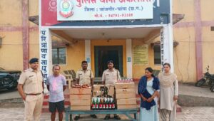 ✴️प्रेस विज्ञप्ति✴️ जांजगीर-चांपा पुलिस ✴️दिनांक 14/04/24✴️ *⏺️ थाना अकलतरा क्षेत्र से 91.89 लीटर अवैध अंग्रेजी/देशी प्लेन शराब के साथ बिक्री करने वाले 02 आरोपियों को किया गिरफ्तार अकलतरा पुलिस की त्वरित कार्यवाही* *⏺️आरोपियों के विरुद्ध धारा 34(2) आबकारी एक्ट के तहत कार्यवाही कर भेजा गया न्यायिक रिमांड पर* ⏺️ *श्री विवेक शुक्ला (भा.पु.से.) पुलिस अधीक्षक जांजगीर चांपा के निर्देशन में अवैध शराब बिक्री पर अंकुश लाने के लिए जिला पुलिस जांजगीर द्वारा लगातार कार्रवाई की जा रही है।* ⏩ दिनांक 14.04.2024 को थाना अकलतरा पुलिस को सूचना मिला कि वार्ड क्रं 13 अकलतरा के टेकू बंजारे एंव उसकी पत्नि अल्का बंजारे द्वारा भारी मात्रा मे अवैध रूप से देशी एंव विदेशी शराब रखकर बिक्री करते है की सूचना पर रेड कार्यवाही किया गया आरोपी टेकू बंजारे के घर के पास जाकर घेराबंदी किया जो आरोपी द्वारा पुलिस को आते देख अपने घर के दरवाजा को बंद कर दिया था बडी मशक्त से थाना स्टाफ के द्वारा आरोपी के घर के छत से घर अंदर प्रवेश कर रेड किये तो घर मे लगे टाईल्स मे जमीन मे गड्ढा खोदकर रखे कार्टून मे गोवा स्पेशल व्हस्की 192 पाव ,बियर 21 बोतल एंव देशी प्लेन शराब 240 पाव एंव बिक्री रकम 2000 जुमला कीमती 53,180/₹ को *आरोपी* टेकू बंजारे उम्र 45 वर्ष एंव अल्का बंजारे उम्र 36 वर्ष साकिनान वार्ड क्रं 13 अकलतरा थाना अकलतरा जिला जांजगीर चांपा के कब्जे से बरामद किया जाकर आरोपियों के विरुद्ध थाना अकलतरा में धारा 34(2) आब. एक्ट का कार्यवाही की जाकर विधिवत गिरफ्तार कर दिनांक 14.04.24 को न्यायिक रिमांड पर भेजा गया। ⏩ सम्पूर्ण कार्यवाही में निरीक्षक दिनेश कुमार यादव थाना प्रभारी अकलतरा, उप निरी.बी.एल कोसरिया, प्र.आर.शरीफुद्दीन खान, आर. विनोद राठौर, राघवेन्द्र धृतलहरे म.आर.अंजना लकडा ,सैनिक गजेन्द्र पाटले राय का योगदान सराहनीय रहा।