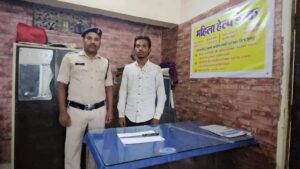 //थाना खम्हारडीह जिला रायपुर (छ.ग.)// //प्रेस विज्ञप्ति// ➡️ धारदार चाकू के साथ आरोपी गिरफ्तार ➡️ आरोपी से धारदार चाकू बरामद ➡️ विवरण- इस प्रकार है कि श्री संतोष कुमार सिंह वरिष्ठ पुलिस अधीक्षक रायपुर एवं श्री लखन पटले अतिरिक्त पुलिस अधीक्षक शहर तथा श्री केशरीनंदन नायक नगर पुलिस अधीक्षक विधानसभा रायपुर के दिशा निर्देशन मे लोकसभा चुनाव के मददेनजर थाना क्षेत्र मे अडडेबाजो एवं चाकू बाजो पर लगातार कार्यवाही जारी है इसी क्रम में आज दिनांक 16.04.2024 को जरिए मुखबीर सूचना मिलने पर कि कचना नालापारा नाला के पास मेन रोड मे प्रदीप दास नामक लडका अपने पास चाकू रखा हुआ है कि सूचना पर मौका पहुंचकर आरोपी प्रदीप दास मानिकपुरी पिता सुंदर दास मानिकपुरी उम्र 23 वर्ष सा० वर्मा फेब्रिकेशन के पीछे मठपारा कचना थाना खम्हारडीह रायपुर के कब्जे से एक स्टील का धारदार चाक गवाहो के समक्ष जप्त किया गया। आरोपी के विरूद्ध अपराध क्र०- 177/2024 धारा 25 आर्म्स एक्ट पंजीबद्ध कर विवेचना मे लिया गया आरोपी को न्यायिक रिमाण्ड पर भेजा गया। ➡️ आरोपी को गिरफ्तार करने में निरीक्षक श्रुति सिंह थाना प्रभारी थाना खम्हारडीह रायपुर के दिशा-निर्देशन मे प्र०आर०- 142 दीपक पटेल एवं आर0- 2454 मुरली यादव, आर0- 2157 अखिलेश साहू की महत्वपूर्ण भूमिका रही है। ➡️ नाम आरोपी- प्रदीप दास मानिकपुरी पिता सुंदर दास मानिकपुरी उम्र 23 वर्ष सा०- वर्मा फेब्रिकेशन के पीछे मठपारा कचना थाना खम्हारडीह रायपुर 