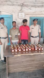 प्रेस विज्ञप्ति अवैध शराब के साथ कोचिया गिरफ्तार दिनांक 18 अप्रैल 2024 को अभियान कार्यवाही पर ग्राम गुल्लू रानीसागर की ओर रवाना हुआ था की मुखबीर द्वारा सूचना मिला की दो व्यक्ति मोटरसाइकिल होंडा शाइन क्रमांक CG04PR4765 में अवैध रूप से शराब लेकर रानीसागर की ओर आ रहा है की सूचना पर हमराह स्टाफ एवं गवाहों के साथ ग्राम रानीसागर तिराहा के पास पहुंचकर नाकेबंदी कर ग्राम रानीसागर की ओर आने वाली मोटरसाइकिल को चेक करने के दौरान मुखबिर के बताए अनुसार मोटरसाइकिल क्रमांक cg04 pr 4765 में दो व्यक्ति आये जिसे रोक कर चेक करने पर पीछे बैठे व्यक्ति एक सफेद प्लास्टिक थैला में अवैध रूप से शराब रखा था मोटरसाइकिल चालक का नाम पता पूछने पर डागेश्वर साहू पिता नंदकुमार साहू उम्र 22 साल ग्राम भानसोज थाना आरंग एवं अवैध शराब लेकर बैठे व्यक्ति का नाम पूछने पर टावर पिता भूलन धृतलहरे उम्र 34 साल भानसोज थाना आरंग का रहने वाला बताया आरोपियों के संयुक्त कब्जे से प्लास्टिक थैला में 40 पाव देसी मदिरा मसाला शराब कीमती 4400 रुपए का एवं मोटरसाइकिल होंडा शाइन क्रमांक CG04 PR 4765 को जब्त कर कब्जा पुलिस लिया गया आरोपियों का कृत्य अपराध धारा 34(2) आबकारी एक्ट का पाए जाने से विधिवत दिनांक 18 अप्रैल 2024 को गिरफ्तार कर 15 दिनों के न्यायिक हिरासत में माननीय न्यायालय भेजा गया है! संपूर्ण कार्यवाही थाना प्रभारी सत्येंद्र सिंह श्याम के मार्गदर्शन में प्रधान आरक्षक 1374 लालजी वर्मा आरक्षक होरीलाल सोनकर के द्वारा किया गया है गिरफ्तार आरोपी 1 डागेश्वर साहू पिता नंदकुमार साहू उम्र 22 साल ग्राम भानसोज थाना आरंग जिला रायपुर 2 टावर धृतलहरे पिता भूलन उमर 34 साल ग्राम भानसोज थाना आरंग जिला रायपुर दिनांक गिरफ्तारी 18 अप्रैल 2024 के 12:30, 12:40 बजे