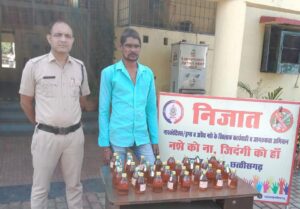 प्रेस विज्ञप्ति

थाना उरला, ज़िला रायपुर 
दिनांक-19/04/2024

 श्रीमान  वरिष्ठ पुलिस अधीक्षक महोदय श्री संतोष सिंह के दिशा निर्देशन एवं अतिरिक्त पुलिस अधीक्षक शहर श्री लखन लाल पटले के मार्गदर्शन तथा नगर पुलिस अधीक्षक श्री मणिशंकर चंद्रा के पर्यवेक्षण में *निजात* अभियान के तहत अवैध नशे के कारोबार पर प्रभावी अंकुश लगाने हेतु थाना उरला पुलिस द्वारा-

आरोपी- रोहित भारती पिता लाल जी भारती उम्र 38 वर्ष सतनाम चौक उरला जिला रायपुर के क़ब्ज़े से अवैध रूप से 35 पाव देशी मदिरा मशाला रखे पाए जाने से धारा 34(2)आबकारी एक्ट के तहत कार्यवाही की गई।