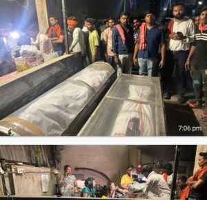 *अशोका बिरियानी में गटर मर्डर कांड,शव रखकर परिजन कर रहे प्रदर्शन समर्थन में आए छत्तीसगढ़िया क्रांति सेना* रायपुर:- मामला राजधानी रायपुर के बहुत चर्चित बिरियानी सेंटर अशोक बिरयानी का है जहां पर दो मासूम छत्तीसगढ़ के दो लोगों को एक छोटे से गटर में उतार दिया गया था जहां पर उनकी गैस लीकेज के कारण मृत्यु हो गई, ऐसा अशोका बिरियानी के कर्मचारियों के द्वारा बोला जा रहा है हालांकि मृत्यु कैसे हुई है उसकी पुष्टि अभी नहीं हो पाई है कई ऐसे सवाल उठ रहे हैं. वहीं परिजनों के द्वारा प्रदर्शन का मामला भी सामने में आया है. पूर्व में जब इस प्रकार की घटना की जानकारी होने पर मीडिया कर्मी पहुंचे जहां पर अशोका बिरियानी के महिला कर्मचारी को सामने रखकर मीडिया के साथ मारपीट का मामला सामने आया हैं, जिसका वीडियो भी वायरल हो रहा था लेकिन अब तक संतुष्टि जनक कार्रवाई नहीं हुआ है. भाजपा सरकार के कार्यकाल में इस प्रकार बहुत बड़ी घटना हुई है लेकिन अभी तक शासन प्रशासन के लोग ना तो समर्थन में आए हैं और ना ही कोई बात कही गई है,अब देखने वाला बात यह है कि आगे क्या होता है. पत्रकारों के साथ मारपीट के मामले में पुलिस प्रशासन के द्वारा अशोका बिरियानी के महिला कर्मचारियों को पुलिस वैन में बिठाकर मामला दबाने की कोशिश की गई और उसे हिरासत में लेकर पूछताछ कर रही है अभी तक कोई पुष्टि नहीं हुई है कि उनके ऊपर क्या धारा लगे हैं कौन सा अपराध उनके ऊपर पंजीबद किए हैं. *पत्रकारों के ऊपर जानलेवा हमला,,* पत्रकारों के ऊपर हमला वाली बात पहली बार नहीं है यह कई बार हो चुकी है जिसमें पुलिस प्रशासन नेता शासन प्रशासन कोई कानूनी कार्रवाई नहीं कर रही है और अवगत हो कि पूर्व में भूपेश बघेल की सरकार में पत्रकार सुरक्षा कानून पारित किया गया था वह सिर्फ कागजों में ही सिमट कर रह गई और इस प्रकार कानूनी कार्यवाही के अभाव में और सुरक्षा कानून लागू न होने के कारण पत्रकारों के ऊपर भी इस प्रकार अत्याचार बढ़ रहे हैं.क्योंकि पत्रकार को कहीं ना कहीं चौथ आधार स्तंभ माना गया है लेकिन इस प्रकार पत्रकारों के ऊपर मारपीट का मामला सामने आ रहा है जो बहुत ही निंदनीय है सच्चाई को दिखाने वाले पत्रकारों के ऊपर इस प्रकार मारपीट हो रहा है तो यह किसके दबाव में किया जा रहा है इसके ऊपर ठोस कार्रवाई होनी चाहिए. मामला देखने वाली है और अभी तक कोई ठोस कार्रवाई नहीं किया गया है. तों मामला कहीं ना कहीं ऐसा लग रहा है कि घटना को दबाने की कोशिश किया जा रहा है., *क्या अशोका बिरयानी के प्रबंधक को सता रहा है डर, कि उजागर ना हो जाए कोई खबर,,* शायद अशोका बिरियानी के प्रबंधक को ऐसा कोई डर सता रहा है कि जो गलत कार्य किए हैं वह पत्रकार उजागर न कर दे इसके वजह से पत्रकारों के साथ इस प्रकार अभद्रता, व मारपीट की जा रही है जिसको उभर कर आने से पूरी तरह रोका जा रहा है जिस पर पुलिस प्रशासन का कोई ठोस कार्यवाही नहीं दिख रही है. *परिजनों के द्वारा शव रखकर किया जा रहा प्रदर्शन* वही बात करते हैं मामला का तो परिजनों के द्वारा कुछ हम मांग को लेकर प्रदर्शन किया जा रहा है जिसमें पुलिस प्रशासन का कोई सहयोग नजर नहीं आ रहा है और बात करते हैं सत्ता पक्ष और विपक्ष का तो सभी जो है चुनाव में मधुमकस्ट है कल सभी लोगों के सपोर्ट में संसद का फॉर्म भर गया जिसमें माननीय मुख्यमंत्री और तमाम अधिकारियों के द्वारा मंत्रिमंडल के द्वारा नामांकन भरने में जोर-शोर से सहयोग किया गया और वही छत्तीसगढ़ में इतनी बड़ी घटना हो गई जिसमें छत्तीसगढ़ सरकार के द्वारा कोई कार्यवाही नजर नहीं आ रही है सभी अपने चुनाव में मस्त है. *छत्तीसगढ़िया क्रांति सेना के साथियों का भरपूर सहयोग,,* इस मामला में सरकार के द्वारा सत्ता पक्ष और विपक्ष का कोई सहयोग नहीं मिल रहा है जहां पर सिर्फ और सिर्फ छत्तीसगढ़िया कांति सेना के साथियों के द्वारा भरपूर सहयोग देखने को मिल रहा है और छत्तीसगढ़िया क्रांति सेना के सदस्यों ने कहा कि जब तक हमारे भाई को न्याय नहीं मिलेगी तब तक हम लोग सहयोग करते रहेंगे चाहे जो भी हो जाए हम लोग सहयोग के लिए पीछे नहीं हटेंगे,. जानते हैं परिजन क्या कहते हैं,,, परिजनों से बात करने पर उनका कहना है कि हमारे जो क्षति हुआ है उसे तो हम वापस नहीं ला सकते लेकिन अशोका बिरियानी के संचालक और जितने कर्मचारी इस गटर कांड में शामिल है उनके ऊपर दंडात्मक कार्यवाही होना चाहिए और हम सभी को न्याय मिलना चाहिए बस इन्हीं मांगों को लेकर प्रदर्शन किया जा रहा है ऐसा परिवार वाले कह रहे हैं.अब देखते हैं खबर प्रशासन के बाद शासन प्रशासन के द्वारा किस प्रकार से सहयोग किया जाता है तब तक के लिए अगली प्रशासन में और जानकारी दिया जाएगा,