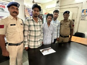 //प्रेस विज्ञप्ति// रायपुर पुलिस दिनांक 22.04.2024 *देशी कट्टा एवं जिन्दा कारतूस के साथ 03 आरोपी एवं विधि से संघर्षरत 02 बालक सहित कुल 05 गिरफ्तार* विवरण- वरिष्ठ पुलिस अधीक्षक महोदय श्री संतोष कुमार सिंह द्वारा आगामी लोकसभा चुनाव के मद्देनजर रायपुर पुलिस के समस्त पुलिस राजपत्रित अधिकारियों एवं थाना प्रभारियों सहित एण्टी क्राईम एवं साईबर यूनिट की टीम को अवैध रूप से पिस्टल व कट्टा रखकर घुमने वालों तथा इसकी अवैध तरीके से खरीदी-बिक्री करने वालों के संबंध में जानकारी एकत्र कर तस्दीक किया जाकर इस पर प्रभावी रूप से अंकुश लगाने व कार्यवाही करने हेतु निर्देशित किया गया है। जिस पर समस्त पुलिस राजपत्रित अधिकारियों एवं थाना प्रभारियों द्वारा कार्य योजना तैयार कर इस पर प्रभावी रूप से अंकुुश लगाने हेतु अपने-अपने थाना क्षेत्र में मुखबीर लगाने के साथ ही पेट्रोलिंग व सूचना संकलन कर इस संबंध में सूचना एकत्रित की जा रही है। इसी तारतम्य में दिनांक 22.04.2024 को एण्टी क्राईम एवं साईबर यूनिट की टीम को सूचना प्राप्त हुई कि थाना गोलबाजार क्षेत्रांतर्गत राजीव आवास गेट के सामने बीआरटी बस स्टैंड डीकेएस अस्पताल के पीछे कुछ व्यक्तियों द्वारा अपने हाथ में कट्टा लेकर आने-जाने वाले आम नागरिकों को भयभीत किया जा रहा है। जिस पर वरिष्ठ अधिकारियों द्वारा एण्टी क्राईम एवं साईबर यूनिट तथा थाना गोलबाजार पुलिस की संयुक्त टीम को आरोपियों को कट्टे के साथ रंगे हाथ पकडने निर्देशित किया गया। जिस पर एण्टी क्राईम एवं साईबर यूनिट एवं थाना गोलबाजार पुलिस की संयुक्त टीम द्वारा उक्त स्थान पर जाकर मुखबीर द्वारा बताये हुलिये के व्यक्तियो को चिन्हांकित कर 03 आरोपियो एवं विधि से संघर्षरत 02 बालक को पकड़ा गया। टीम के सदस्यों द्वारा आरोपियो की तलाशी लेने पर उनके पास 01 नग देशी कट्टा एवं 01 नग जिंदा कारतूस रखा होना पाया। जिस पर सभी पांचो को गिरफ्तार कर उनके *कब्जे से 01 नग देशी कट्टा एवं 01 नग जिंदा कारतूस जप्त* कर उनके विरूद्ध थाना गोलबाजार में अपराध क्रमांक 156/24 धारा 25, 27 आर्म्स एक्ट का अपराध पंजीबद्ध कर कार्यवाही किया गया। *गिरफ्तार -* *01. फहीम खान पिता नईम खान उम्र 24 वर्ष निवासी शिवमंदिर के पीछे भोंदू का बाड़ा मौदहापारा रायपुर।* *02. बादल पांदरे पिता मानसिंह पांदरे उम्र 24 वर्ष पता शास्त्री बाजार बांसटाल धोबी गली थाना गोलबाजार जिला रायपुर।* *03. वसीम खान पिता वकील खान उम्र 26 वर्ष पता ब्लाक ग्राउण्ड फ्लोर राजीव आवास थाना गोलबाजार जिला रायपुर।* *04 विधि से संघर्षरत 02 बालक।* *कार्यवाही में निरीक्षक अर्चना धुरंधर थाना प्रभारी गोलबाजार, एण्टी क्राईम एण्ड साईबर यूनिट से निरीक्षक परेश पाण्डेय, सउनि संतोष सिंह, प्रआर अनुप मिश्रा थाना गोलबाजार से सउनि. राजेन्द्र धनगर तथा आर. शिवकुमार चन्द्रा की महत्वपूर्ण भूमिंका रही।*