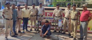 //प्रेस विज्ञप्ति// रायपुर पुलिस दिनांक 23.04.2024 *अन्य राज्य में बिक्री करने हेतु बनी महंगी शराब परिवहन करते ओम प्रथम दुबे गिरफ्तार* *थाना मौदहापारा रोड कबाडी चौक के पास आरोपी को पकड़ा गया अंग्रेजी शराब के साथ* *आरोपी के कब्जे से अलग-अलग ब्रांड के कुल 41 बॉटल अंग्रेजी शराब एवं शराब परिवहन में प्रयुक्त हुंडई नियोस वाहन क्रमांक सी जी/04/एन आर/6239 को किया गया है जप्त।* *जप्त मशरूका की कुल कीमत है लगभग 6,50,000/- रूपये।* * आरोपी के विरूद्ध थाना मौदहापारा में अपराध क्रमांक 148/24 धारा 34(2), आबकारी एक्ट का अपराध किया गया है पंजीबद्ध।* विवरण - वरिष्ठ पुलिस अधीक्षक महोदय श्री संतोष कुमार सिंह के दिशा निर्देशन पर रायपुर पुलिस द्वारा अवैध नशा के विरुद्ध विशेष अभियान *निजात* चलाया जा रहा है। अतिरिक्त पुलिस अधीक्षक (शहर) श्री लखन पटले के मार्गदर्शन एवं नगर पुलिस अधीक्षक (कोतवाली) श्री योगेश साहू के पर्यवेक्षण में लगातार चेकिंग कार्यवाही की जा रही है। दिनांक 22.04.2024 को थाना मौदहापारा को सूचना प्राप्त हुई कि चारपहिया वाहन सवार एक व्यक्ति अपने वाहन में अवैध रूप से शराब लेकर जयस्तंभ चौक की ओर से आ रहा है। जिस पर अतिरिक्त पुलिस अधीक्षक शहर श्री लखन पटले एवं नगर पुलिस अधीक्षक कोतवाली श्री योगेश साहू द्वारा आरोपी को शराब के साथ रंगे हाथ पकड़ने निर्देशित किया गया। जिस पर थाना प्रभारी मौदहापारा के नेेतृत्व में थाना मौदहापारा पुलिस टीम द्वारा वाहन को पकड़ने हेतु जयस्तंभ चौक में नाकेबंदी पाईंट लगाया गया। इसी दौरान पुलिस टीम के सदस्यों द्वारा वाहन को आता देख रूकवाने का प्रयास करने पर वाहन का चालक वाहन को तेज गति से चलाते हुए के.के.रोड की ओर भागने लगा, कि पुलिस टीम के सदस्यों द्वारा वाहन का पीछा कर दौड़ाकर घेराबंदी कर वाहन को के.के. रोड स्थित कबाडी चौक पास पकड़ा गया। वाहन में एक व्यक्ति सवार था जिसने पूछताछ में अपना नाम ओम प्रथम दुबे निवासी कोटा थाना सरस्वती नगर रायपुर होना बताया गया। टीम के सदस्यों द्वारा उसके वाहन की तलाशी लेने पर वाहन की डिक्की में अंग्रेजी शराब रखा होना पाया गया। शराब परिवहन करने/रखने के संबंध में ओम प्रथम दुबे से वैध दस्तावेज की मांग करने पर उसके द्वारा किसी प्रकार का कोई दस्तावेज प्रस्तुत न कर टीम के सदस्यों को लगातार गुमराह करने का प्रयास किया जा रहा था। जिस पर आरोपी ओमप्रथम दुबे को गिरफ्तार कर उसके कब्जे से अलग-अलग ब्रान्ड के कुल 41 बॉटल अंग्रेजी शराब एवं शराब परिवहन में प्रयुक्त चारपहिया वाहन क्रमांक सी जी/04/एन आर/6239 जुमला कीमती लगभग 6,50,000/- रूपये जप्त कर आरोपी के विरूद्ध थाना मौदहापारा मंे अपराध क्रमांक 148/24 धारा 34(2) आबकारी एक्ट का अपराध पंजीबद्ध कर कार्यवाही किया गया। *गिरफ्तार आरोपी - ओमप्रथम दुबे पिता पिता राजीव दुबे उम्र 21 साल निवासी मोतीलाल नगर कोटा थाना सरस्वती नगर जिला रायपुर।*