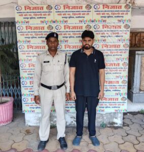 *प्रेस विज्ञप्ति* *रायपुर पुलिस* *दिनाक 23.04.24*  *वाट्सएप पर फर्जी आई.डी. व डीपी बना कर कम्पनी की प्रतिष्ठा नुकसान व धोखाधड़ी करने वाला आरोपी गिरफ्तार।*  *आरोपी के विरूद्ध थाना सिविल लाईन में अपराध क्रमांक 256/2024 धारा 419, 420 भादवि 66(सी) 66(डी) आई.टी. एक्ट के तहत की गई है कार्यवाही।*  *आरोपी को दीगर प्रांत झारखण्ड से किया गया गिरफ्तार।*  *एंटी क्राइम एंड साइबर यूनिट तथा थाना सिविल लाईन पुलिस टीम द्वारा की गई कार्यवाही।*  *विवरण* इस प्रकार है कि प्रार्थी हिमांशु श्रीवास्तव पिता हरवंश श्रीवास्तव उम्र 39 वर्ष निवासी पार्थिव प्रोविज़न काॅलोनी सरोना, थाना डीडी नगर रायपुर ने थाना सिविल लाइन में रिपोर्ट दर्ज कराया कि यह एसीबी इंडिया प्रा. लिमि. कम्पनी में कार्य करता है मोबाईल नम्बर 99555-18973 के धारक द्वारा इसके कम्पनी के डाॅयरेक्टर रूद्र सेन सिंधु का डीपी व फर्जी आई.डी. बना कर कम्पनी की प्रतिष्ठा को नुकसान पहुंचाकर धोखाधड़ी किया गया है प्रार्थी के रिपोर्ट पर मोबाईल धारक के विरूद्ध धारा सदर का अपराध पंजीबद्ध कर विवेचना की गई। विवेचना दौरान सायबर सेल से तथ्यात्मक जानकारी लिया जाकर आरोपी का पहचान होने पर आरोपी पतासाजी हेतु एंटी क्राइम एंड साइबर यूनिट तथा थाना सिविल लाइन की संयुक्त टीम तैयार कर झारखण्ड भेजा गया था जो विवेचना दौरान आरोपी अनंत कुमार सिंह पिता रविन्द्र कुमार सिंह उम्र 33 वर्ष साकिन प्रजापति पेट्रोल पम्प के पास, आल हेवेल्स अपार्टमेन्ट चिराचास, थाना चिरा चास, जिला बोकारो, झारखण्ड के कब्जे से इस्तेमाल किये गये मोबाईल फोन रियल-मी कम्पनी का एवं सिम नम्बर 99555-18973 जप्त किया जाकर आरोपी को विधिवत् सूचना देकर दिनांक 22.04.2024 को गिरफ्तार कर अग्रिम कार्यवाही किया गया। -ः *गिरफ्तार आरोपी* :-01-अनंत कुमार सिंह पिता रविन्द्र कुमार सिंह उम्र 33 वर्ष साकिन प्रजापति पेट्रोल पम्प के पास, आल हेवेल्स अपार्टमेन्ट चिराचास, थाना चिरा चास, जिला बोकारो, झारखण्ड।