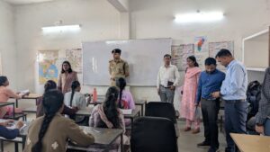 *कलेक्टर और एसपी ने लक्ष्य कोचिंग सेंटर में युवाओं से किया संवाद* *प्रतियोगी परीक्षाओं की तैयारी को लेकर दिए महत्वपूर्ण टिप्स*