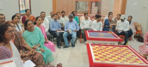 *कांकेर में बनेगा फाइनेंशियल पार्क और स्टार्टअप इंक्युबेशन सेंटर, युवाओं को मिलेगा नया मंच* *80 विषय विशेषज्ञों को दिया गया प्रशिक्षण, छात्रों और आमजन को मिलेगा डिजिटल वित्त का ज्ञान*  *कलेक्टर के निर्देशन में वित्तीय साक्षरता लैब हेतु दो दिवसीय कार्यशाला सम्पन्न*   *प्रथम १०तक न्यूज़ बस्तर संभाग ब्यूरो चीफ पंचुराम ध्रुव*  उत्तर बस्तर कांकेर28 अप्रैल 2026/ कलेक्टर एवं जिला दंडाधिकारी निलेशकुमार महादेव क्षीरसागर के निर्देशन तथा जिला पंचायत सीईओ हरेश मंडावी के मार्गदर्शन में कांकेर जिले में वित्तीय साक्षरता फाइनेंशियल लैब के सफल संचालन के उद्देश्य से 27 एवं 28 अप्रैल  को दो दिवसीय प्रशिक्षण सह कार्यशाला का आयोजन किया गया। कार्यशाला का मुख्य उद्देश्य जिले के युवाओं, विद्यार्थियों तथा आम नागरिकों को वित्तीय रूप से जागरूक बनाना और आधुनिक आर्थिक व्यवस्थाओं से जोड़ना है। कार्यक्रम के प्रथम चरण में जिले के चयनित 80 विषय विशेषज्ञों को प्रशिक्षण दिया गया, जो आगे चलकर जिलेभर में वित्तीय साक्षरता अभियान को गति देंगे। जिला प्रशासन का मानना है कि यह पहल आम नागरिकों को आर्थिक रूप से मजबूत बनाने और युवाओं को स्वरोजगार से जोड़ने में मील का पत्थर साबित होगी। *फाइनेंशियल लैब के साथ बनेगा वित्तीय पार्क* कलेक्टर श्री क्षीरसागर की दूरदर्शी सोच के तहत वित्तीय साक्षरता लैब परिसर में वित्तीय पार्क तथा स्टार्टअप इंक्युबेशन सेंटर अर्थात नवाचार उद्यम संवर्धन केंद्र की स्थापना की जाएगी। यहां प्रारंभिक चरण में 10 स्टार्टअप शुरू करने की कार्ययोजना तैयार की जा रही है। इससे जिले के युवाओं को व्यवसाय, नवाचार और रोजगार के नए अवसर प्राप्त होंगे। प्रशिक्षण का मुख्य उद्देश्य- कार्यशाला के माध्यम से विद्यार्थियों एवं आम नागरिकों में वित्तीय जागरूकता बढ़ाने पर जोर दिया गया। डिजिटल लेन-देन, साइबर सुरक्षा, बैंकिंग सेवाओं का उपयोग और बचत की आदत विकसित करने जैसे विषयों पर विस्तार से जानकारी दी गई।प्रमुख शिक्षण विषय फाइनेंशियल लैब में प्रतिभागियों को बैंकिंग प्रणाली, जमा-निकासी, ऋण, एटीएम, यूपीआई, बीमा, निवेश, डिजिटल भुगतान, साइबर फ्रॉड से बचाव, आय-व्यय प्रबंधन, बचत, उद्यमिता और स्वरोजगार जैसे महत्वपूर्ण विषयों की जानकारी दी जाएगी। *आधुनिक सुविधाओं से युक्त लैब* लैब में कंप्यूटर आधारित डिजिटल लर्निंग सिस्टम, ऑडियो-विजुअल सामग्री, इंटरएक्टिव कंटेंट, सिमुलेशन आधारित गेम्स तथा बैंकिंग, बीमा और ट्रेडिंग के मॉडल सेटअप उपलब्ध कराए जाएंगे। इससे प्रतिभागी व्यावहारिक रूप से सीख सकेंगे। *गतिविधि आधारित शिक्षण पद्धति* इस पहल में पारंपरिक पढ़ाई के बजाय Activity-Based Learning को अपनाया गया है। गेम्स, रोल-प्ले, समूह गतिविधियों और वास्तविक जीवन की परिस्थितियों पर आधारित प्रशिक्षण से प्रतिभागियों को वित्तीय निर्णय लेने की समझ विकसित की जाएगी। कौन होंगे लाभार्थी-इस योजना का लाभ स्कूल और कॉलेज के विद्यार्थी, ग्रामीण एवं शहरी नागरिक, स्वयं सहायता समूह की महिलाएं, बेरोजगार युवा तथा उद्यमिता में रुचि रखने वाले लोग उठा सकेंगे। अपेक्षित परिणाम इस महत्वाकांक्षी पहल से लोगों में डिजिटल भुगतान के प्रति आत्मविश्वास बढ़ेगा, साइबर ठगी से बचने की जागरूकता आएगी, बचत और निवेश की आदत विकसित होगी तथा स्थानीय स्तर पर रोजगार और स्टार्टअप संस्कृति को बढ़ावा मिलेगा। विशेष महत्व- यह पहल राष्ट्रीय शिक्षा नीति 2020 (NEP 2020) के अनुरूप अनुभवात्मक शिक्षा को बढ़ावा देती है। कांकेर जिले में यह मॉडल “सीखने से निर्णय लेने तक” की सोच को साकार करेगा। जिला प्रशासन की इस अनूठी पहल से कांकेर जिला वित्तीय रूप से जागरूक, आत्मनिर्भर और नवाचार आधारित विकास की दिशा में तेजी से आगे बढ़ रहा है।