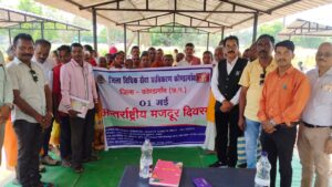 *ग्राम पंचायत मसोरा में अंतर्राष्ट्रीय मजदूर दिवस के अवसर पर श्रमिकों के लिए विधिक जागरूकता शिविर*    *प्रथम १० तक न्यूज़ रानू ध्रुव जिला ब्यूरो चीफ कोंडागांव*  *कोण्डागांव 01 मई 2026/* अंतर्राष्ट्रीय मजदूर दिवस के अवसर पर  राष्ट्रीय विधिक सेवा प्राधिकरण नई दिल्ली/राज्य विधिक सेवा प्राधिकरण बिलासपुर के दिशा निर्देशानुसार एवं *माननीय प्रधान जिला एवं सत्र न्यायाधीश/अध्यक्ष जिला विधिक सेवा प्राधिकरण कोण्डागांव श्री खिलावन राम रिंगरी* के मार्गदर्शन एवं *सचिव जिला विधिक सेवा प्राधिकरण कोण्डागांव कु० गायत्री साय* के नेतृत्व में *प्रतिधारक अधिवक्ता श्री सुरेन्द्र भट्ट एवं अधिकार मित्र रंजन बैध व लोकेश यादव* के द्वारा ग्राम पंचायत मसोरा में एक दिवसीय विधिक जागरूकता शिविर का आयोजन किया गया। शिविर का मुख्य उद्देश्य ग्रामीण क्षेत्र के श्रमिकों, कृषकों, महिलाओं एवं असंगठित क्षेत्र में कार्यरत मजदूरों को उनके विधिक अधिकारों एवं कर्तव्यों के प्रति जागरूकता करना था। कार्यक्रम के दौरान *प्रतिधारक अधिवक्ता श्री सुरेन्द्र भट्ट* ने बताया कि प्रत्येक श्रमिकों को समान कार्य के लिए समान वेतन प्राप्त करने का अधिकार है तथा किसी भी प्रकार के शोषण के विरूद्ध वह विधिक सहायता प्राप्त कर सकता है। साथ ही न्यूनतम मजदूरी अधिनियम, कार्यस्थल पर सुरक्षा, बोनस, मातृत्व लाभ, पेंशन योजनाएं तथा श्रमिकों के लिए उपलब्ध विभिन्न सामाजिक सुरक्षा योजनाओं की विस्तारपूर्वक जानकारी देते हुए, श्रमिकों को ई-श्रम पोर्टल में पंजीयन के लाभों, आयुष्यमान भारत योजना एवं जनकल्याणकारी योजनाओं की जानकारी दी गई। इसके साथ ही महिला श्रमिकों के लिए विशेष सत्र आयोजन किया गया, जिसमें कार्यस्थल पर यौन उत्पीड़न से संरक्षण, मातृत्व अवकाश एवं महिला सुरक्षा कानूनों के बारे में विस्तार से जानकारी दी गई। इस अवसर पर सरपंच, सचिव व बड़ी संख्या में युवा, महिलाओं एवं ग्रामीणजन उपस्थित रहे।